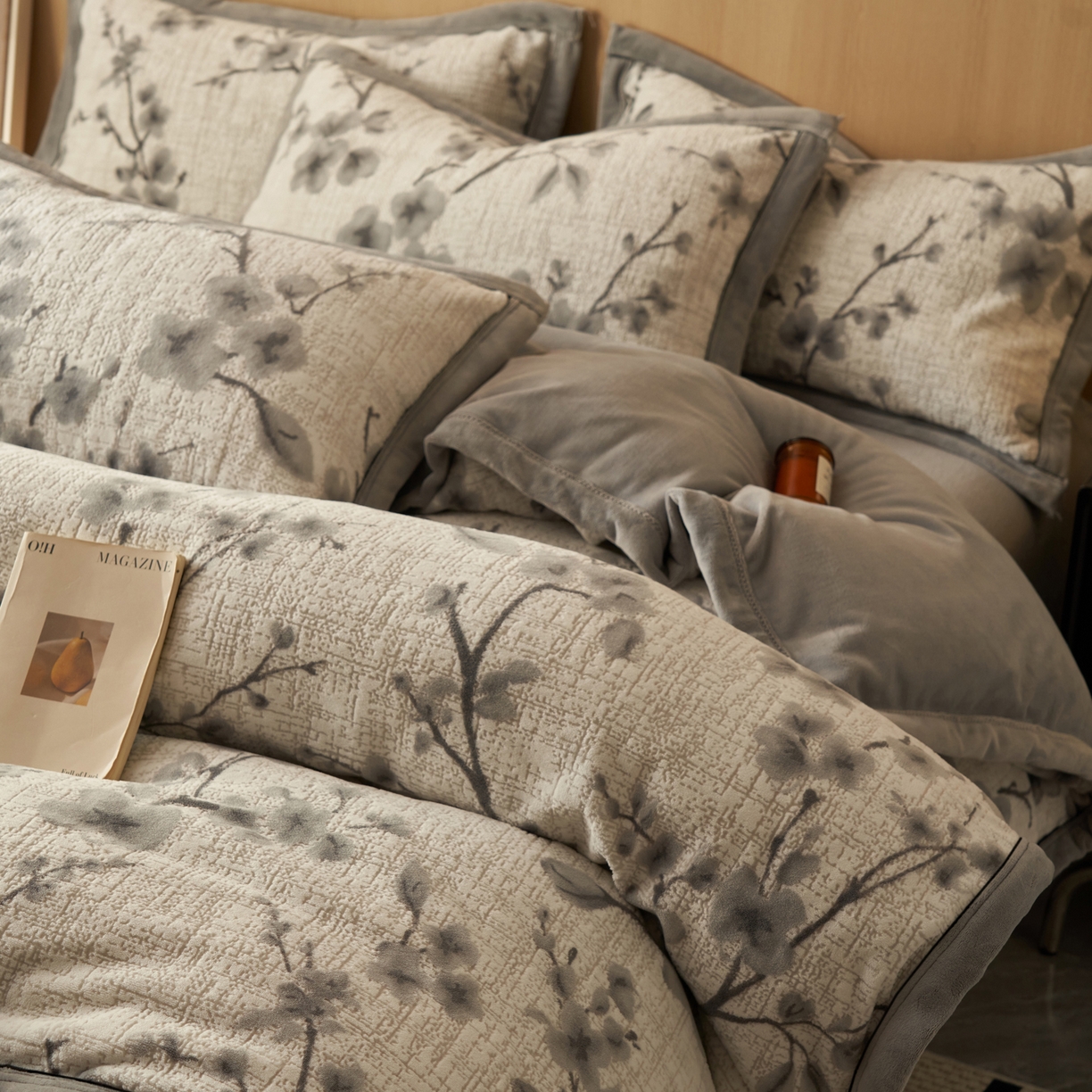 91家纺网 家纺一手货源 找家纺 晨曦家纺 2025新款牛奶绒浪花四件套雕花绒床上四件套 浅墨花语