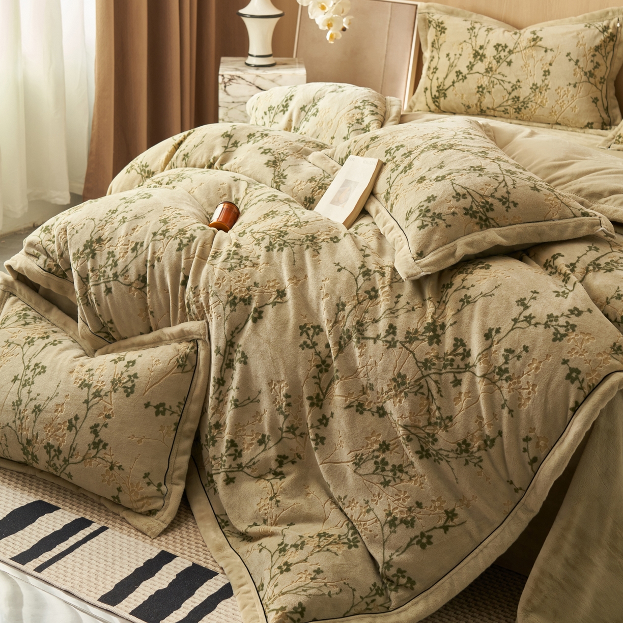 91家纺网 家纺一手货源 找家纺 晨曦家纺 2025新款牛奶绒浪花四件套雕花绒床上四件套 枝影