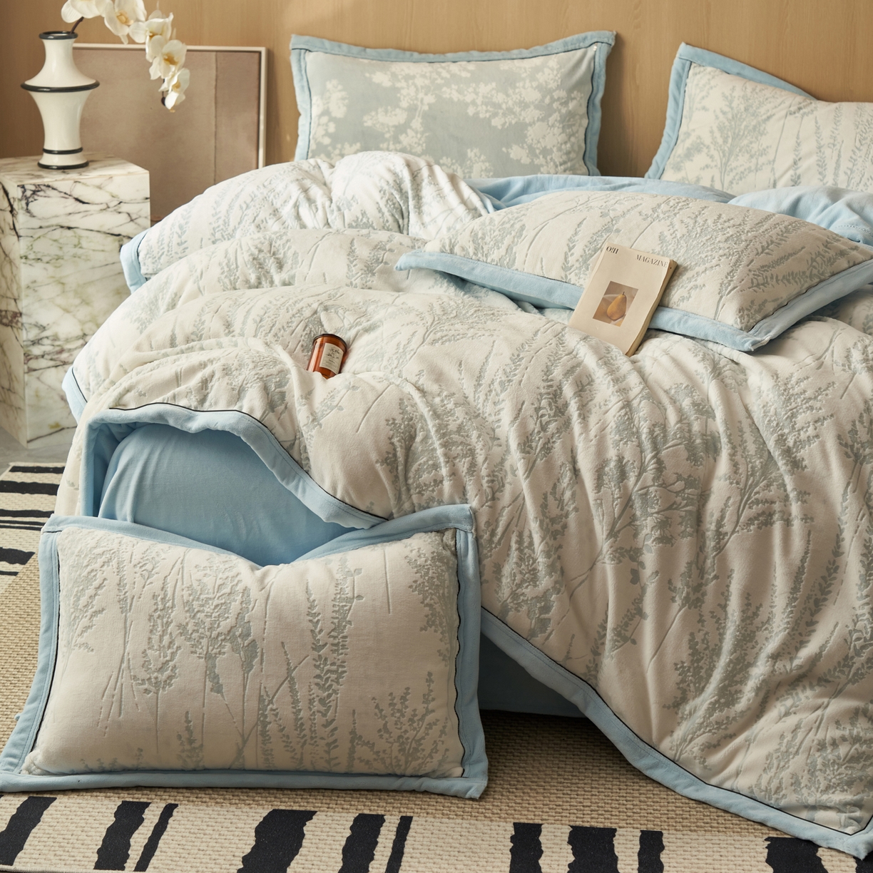 91家纺网 家纺一手货源 找家纺 晨曦家纺 2025新款牛奶绒浪花四件套雕花绒床上四件套 雅青