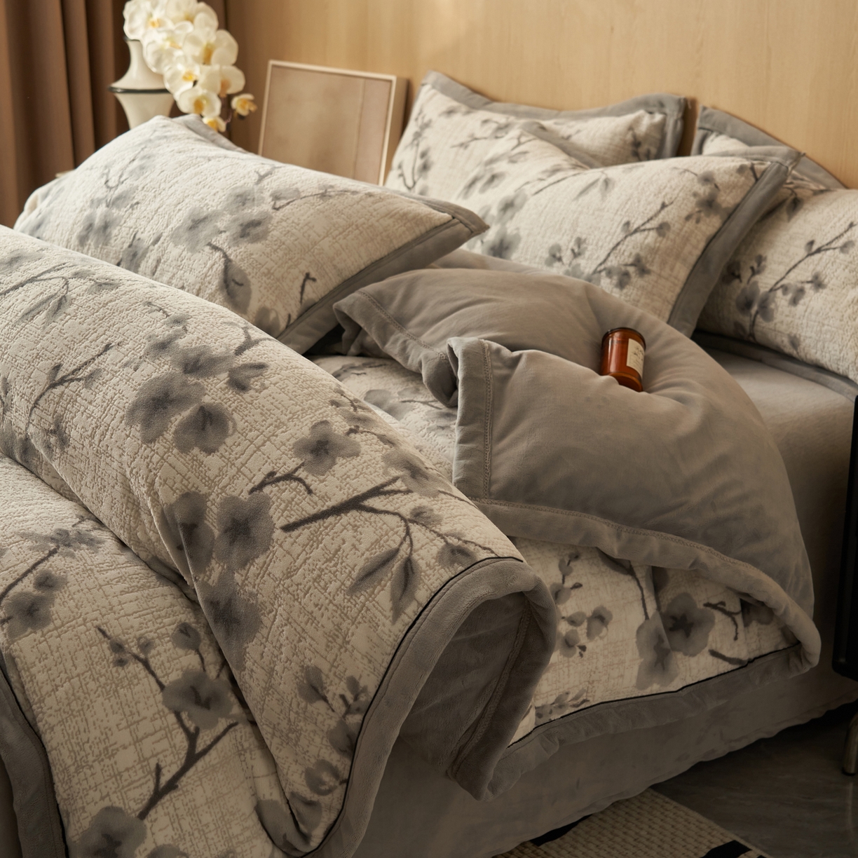 91家纺网 家纺一手货源 找家纺 晨曦家纺 2025新款牛奶绒浪花四件套雕花绒床上四件套 浅墨花语