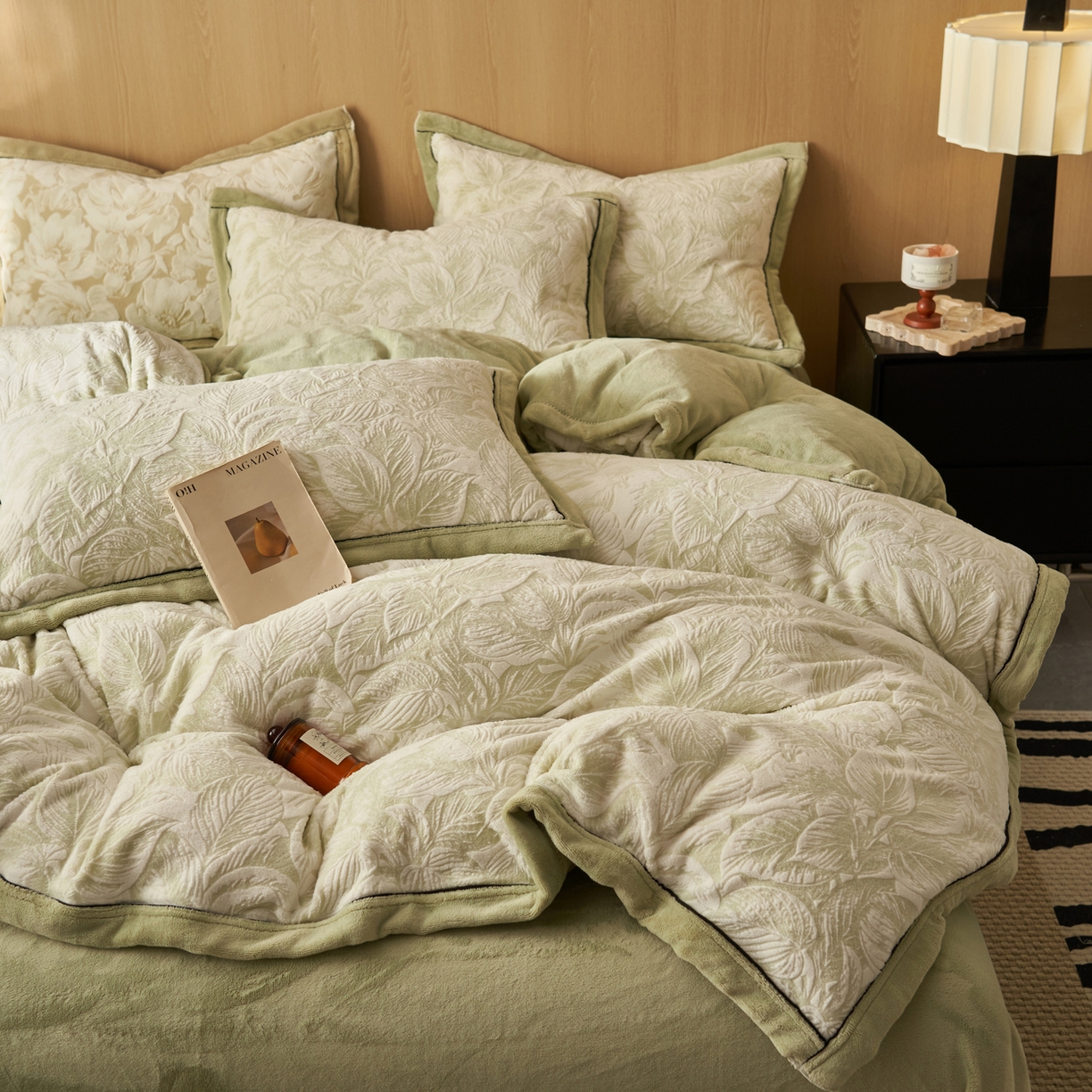 91家纺网 家纺一手货源 找家纺 晨曦家纺 2025新款牛奶绒浪花四件套雕花绒床上四件套 夜影漫眠