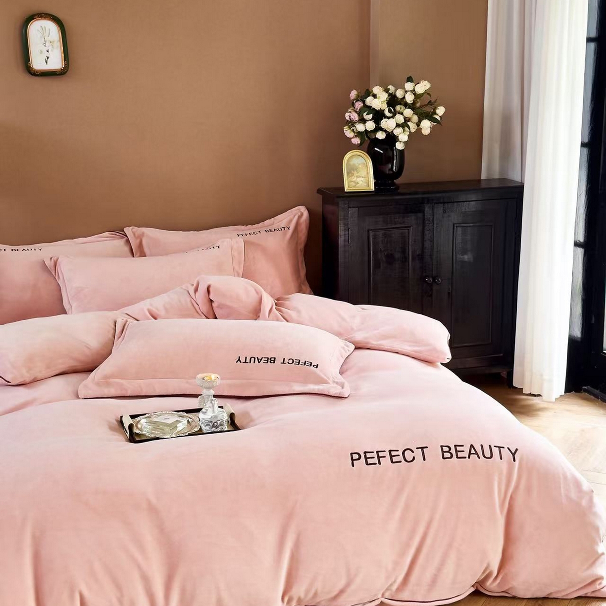 91家纺网 家纺一手货源 找家纺 （总）玖玖爱家纺 2025新款全工艺牛奶绒刺绣四件套-时尚美