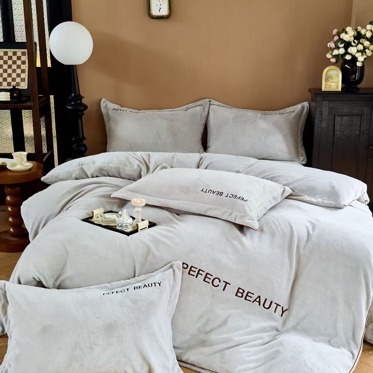 91家纺网 家纺一手货源 找家纺 玖玖爱家纺 2025新款全工艺牛奶绒刺绣四件套-时尚美 时尚美-灰色