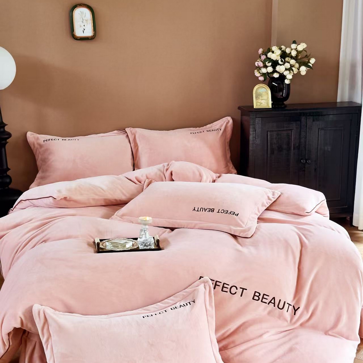 91家纺网 家纺一手货源 找家纺 （总）玖玖爱家纺 2025新款全工艺牛奶绒刺绣四件套-时尚美