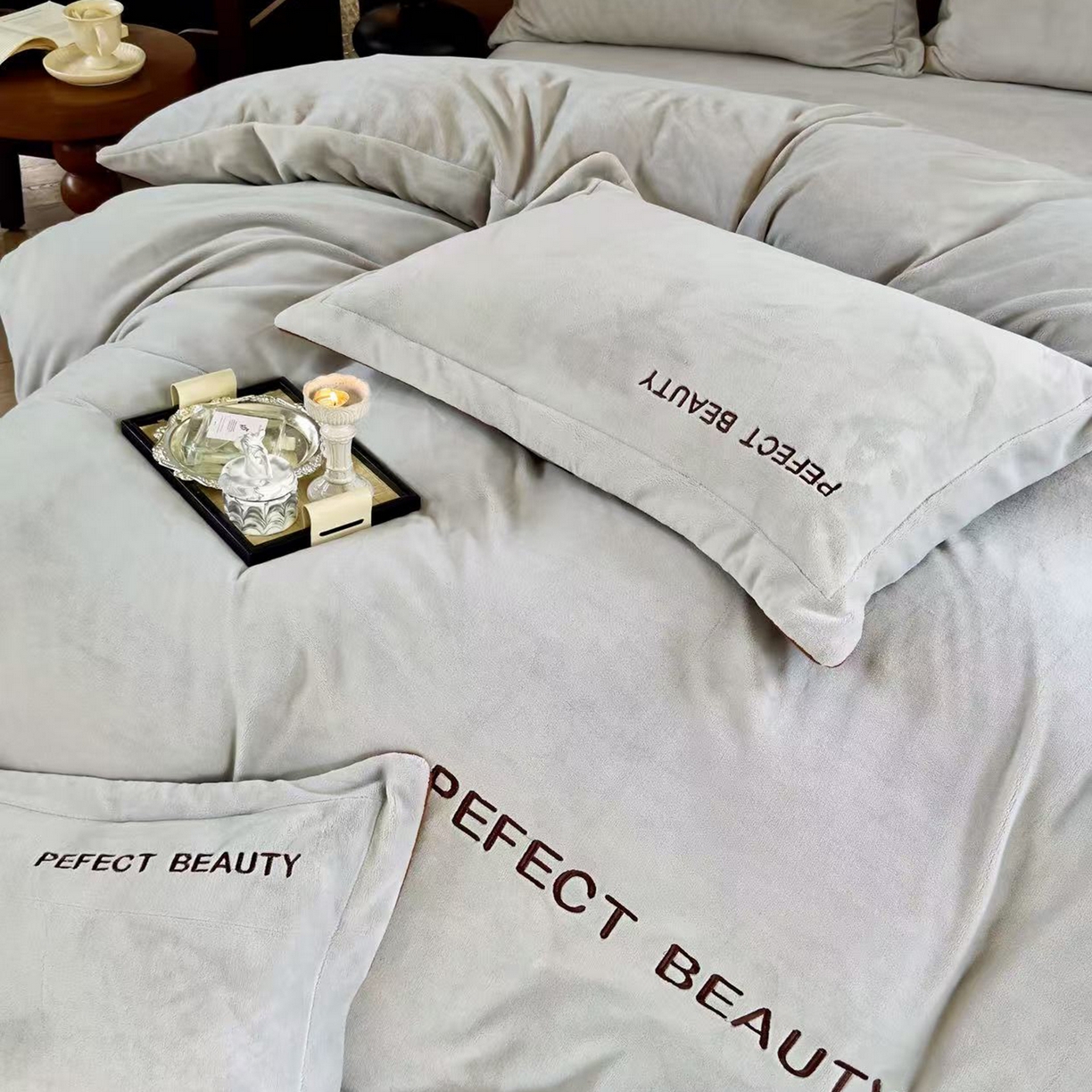 91家纺网 家纺一手货源 找家纺 玖玖爱家纺 2025新款全工艺牛奶绒刺绣四件套-时尚美 时尚美-灰色