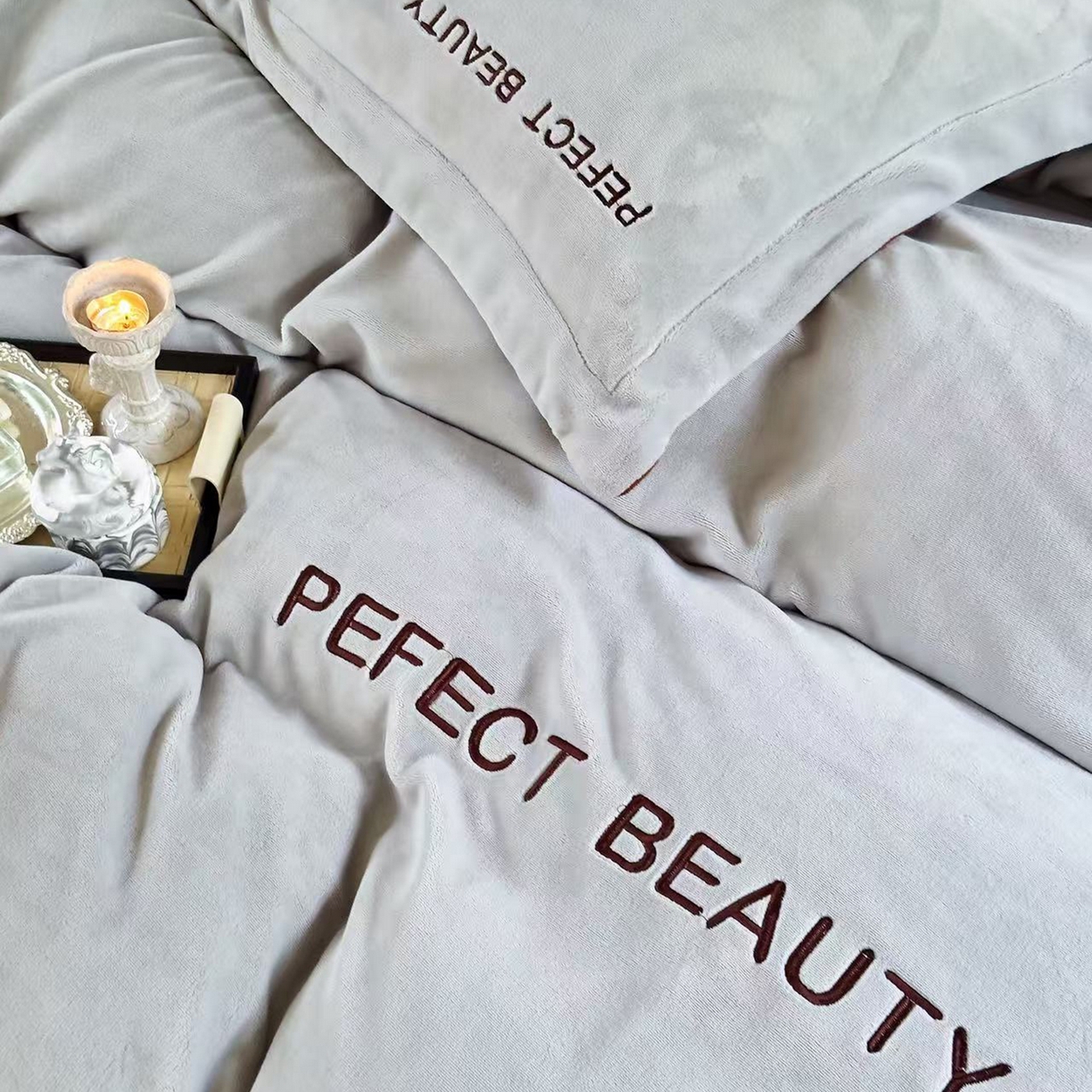 91家纺网 家纺一手货源 找家纺 玖玖爱家纺 2025新款全工艺牛奶绒刺绣四件套-时尚美 时尚美-灰色