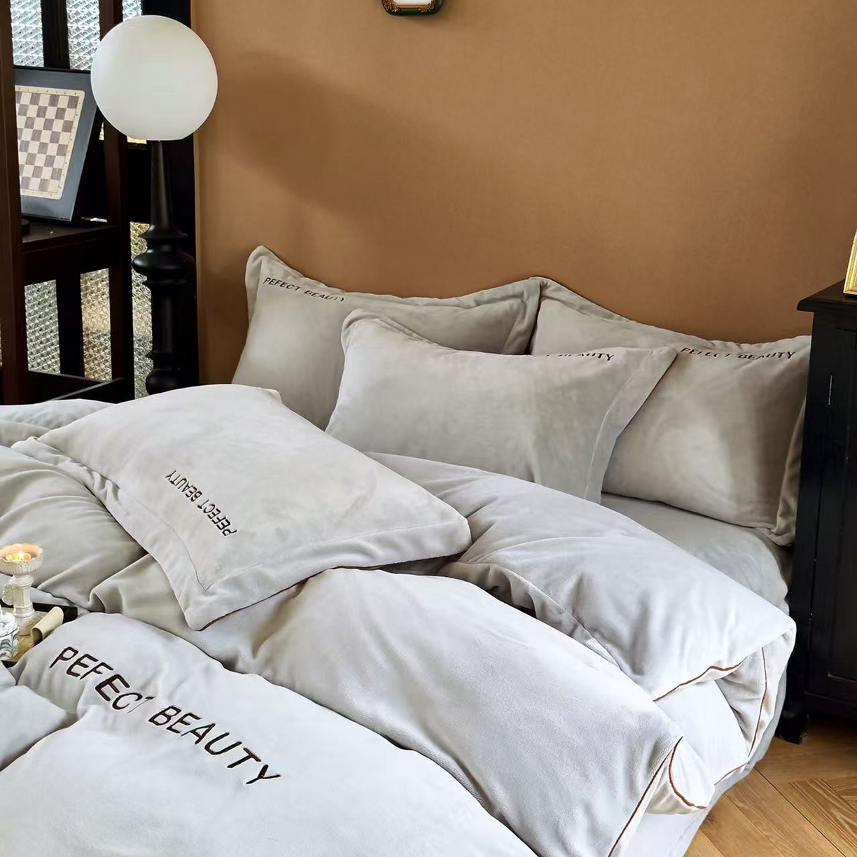 91家纺网 家纺一手货源 找家纺 玖玖爱家纺 2025新款全工艺牛奶绒刺绣四件套-时尚美 时尚美-灰色