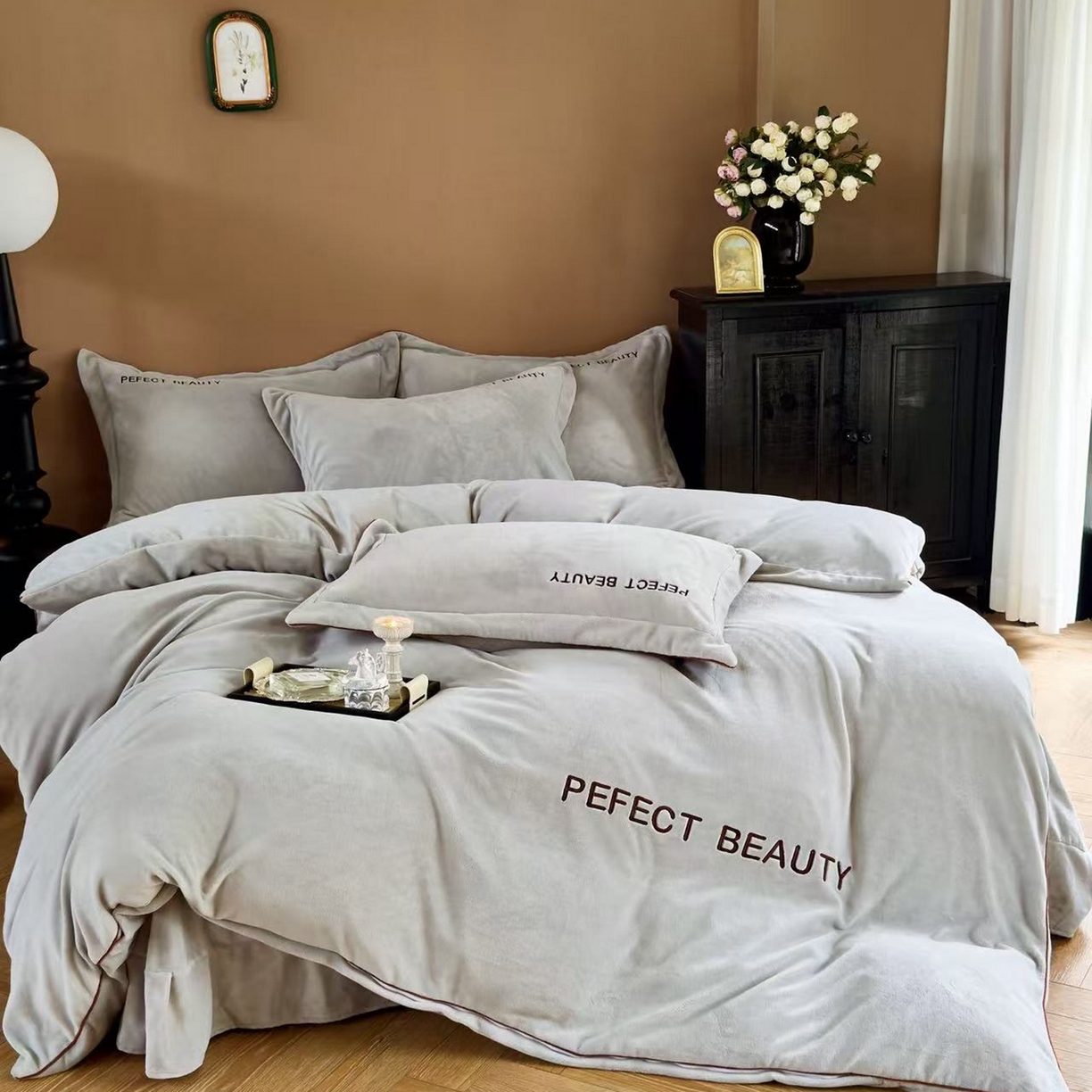 91家纺网 家纺一手货源 找家纺 玖玖爱家纺 2025新款全工艺牛奶绒刺绣四件套-时尚美 时尚美-灰色