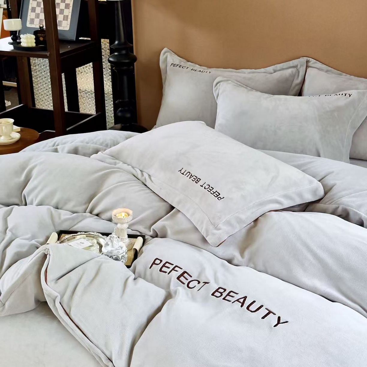 91家纺网 家纺一手货源 找家纺 玖玖爱家纺 2025新款全工艺牛奶绒刺绣四件套-时尚美 时尚美-灰色