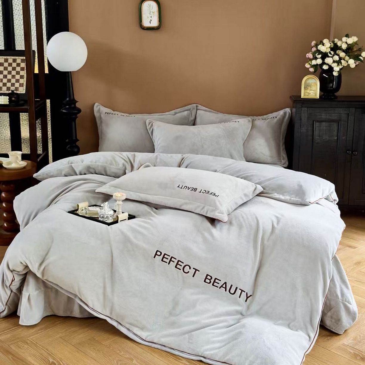 91家纺网 家纺一手货源 找家纺 玖玖爱家纺 2025新款全工艺牛奶绒刺绣四件套-时尚美 时尚美-灰色