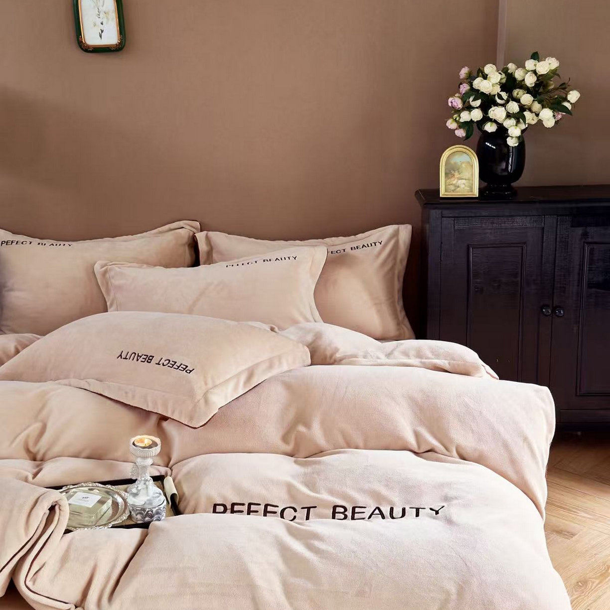 91家纺网 家纺一手货源 找家纺 玖玖爱家纺 2025新款全工艺牛奶绒刺绣四件套-时尚美 时尚美-咖色