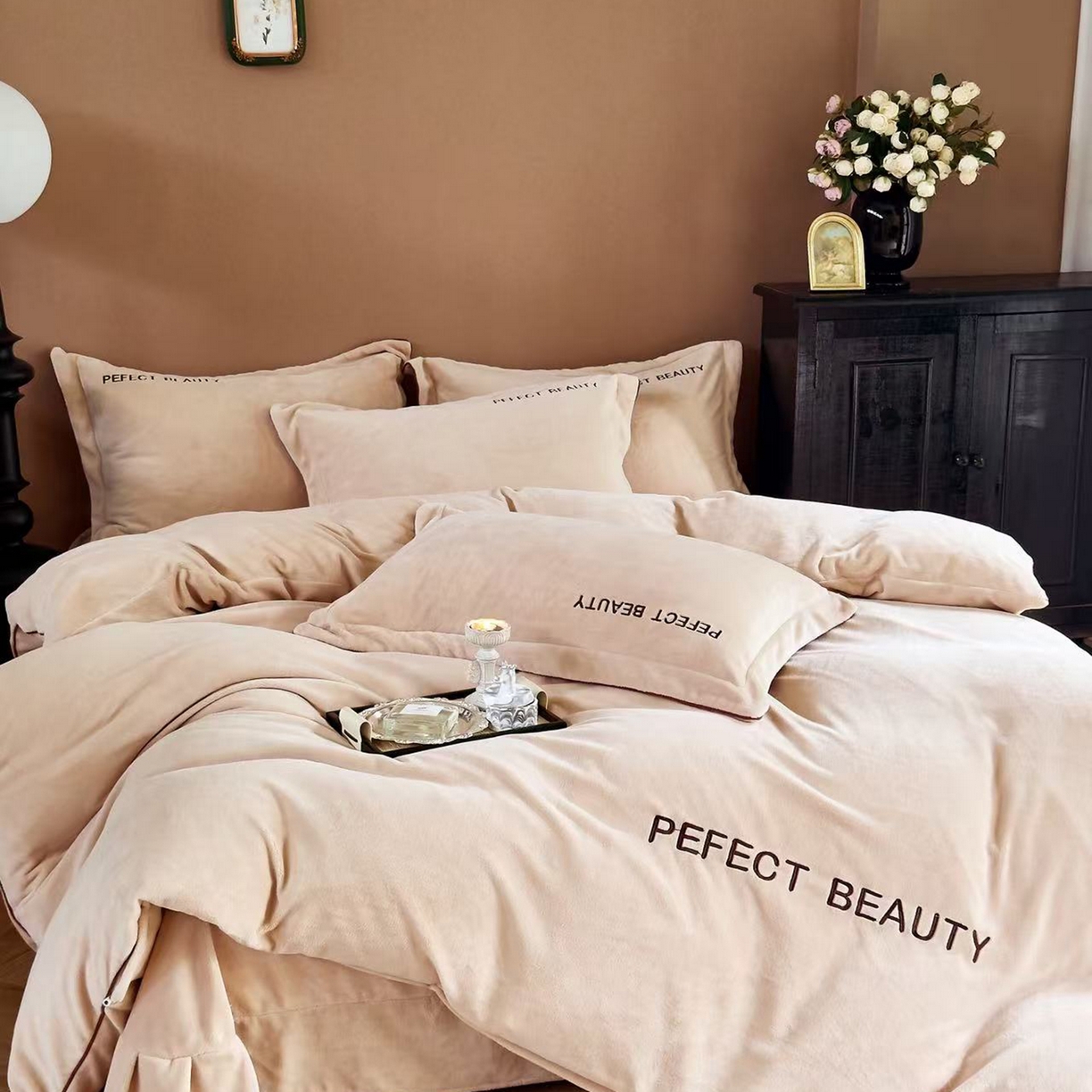 91家纺网 家纺一手货源 找家纺 玖玖爱家纺 2025新款全工艺牛奶绒刺绣四件套-时尚美 时尚美-咖色