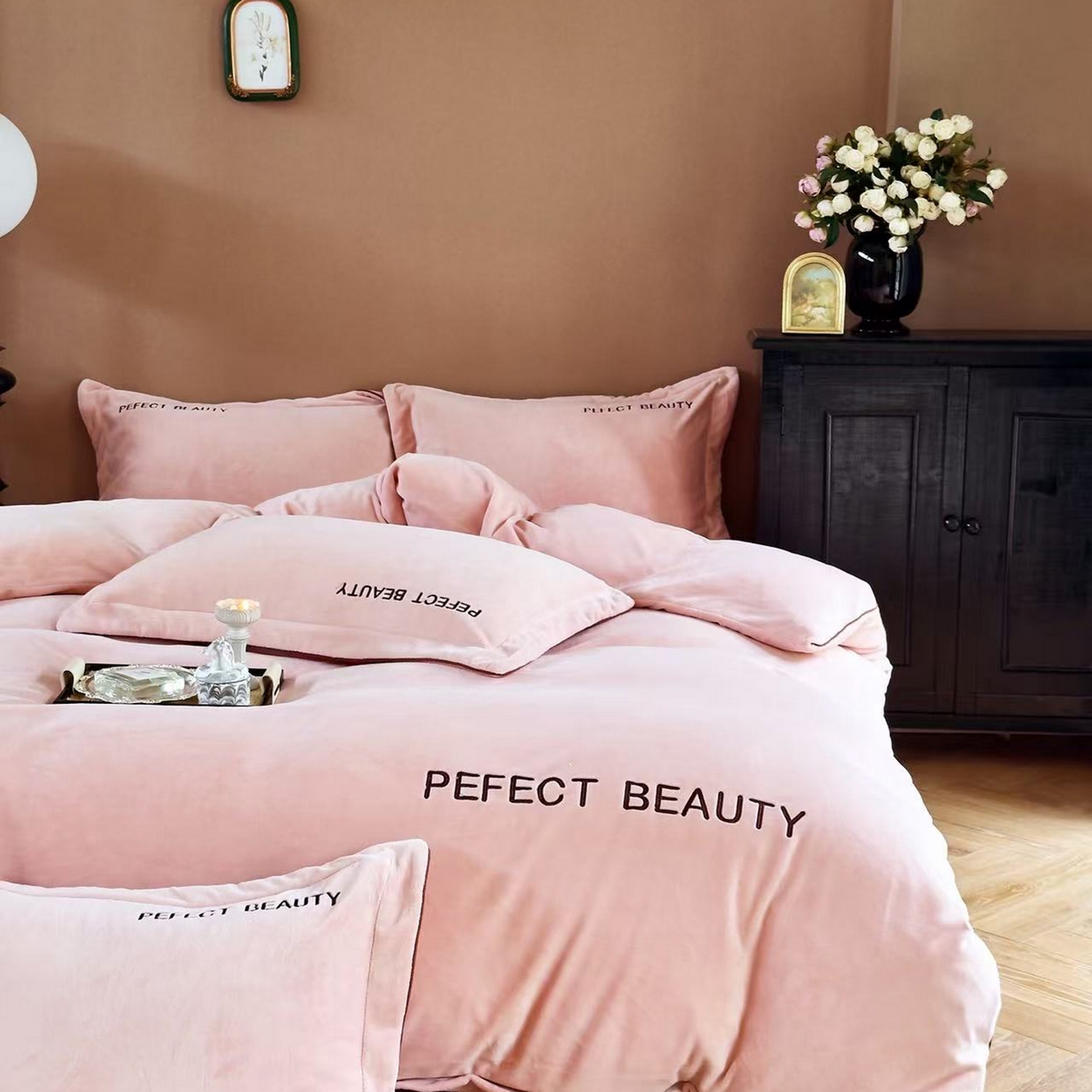 91家纺网 家纺一手货源 找家纺 （总）玖玖爱家纺 2025新款全工艺牛奶绒刺绣四件套-时尚美