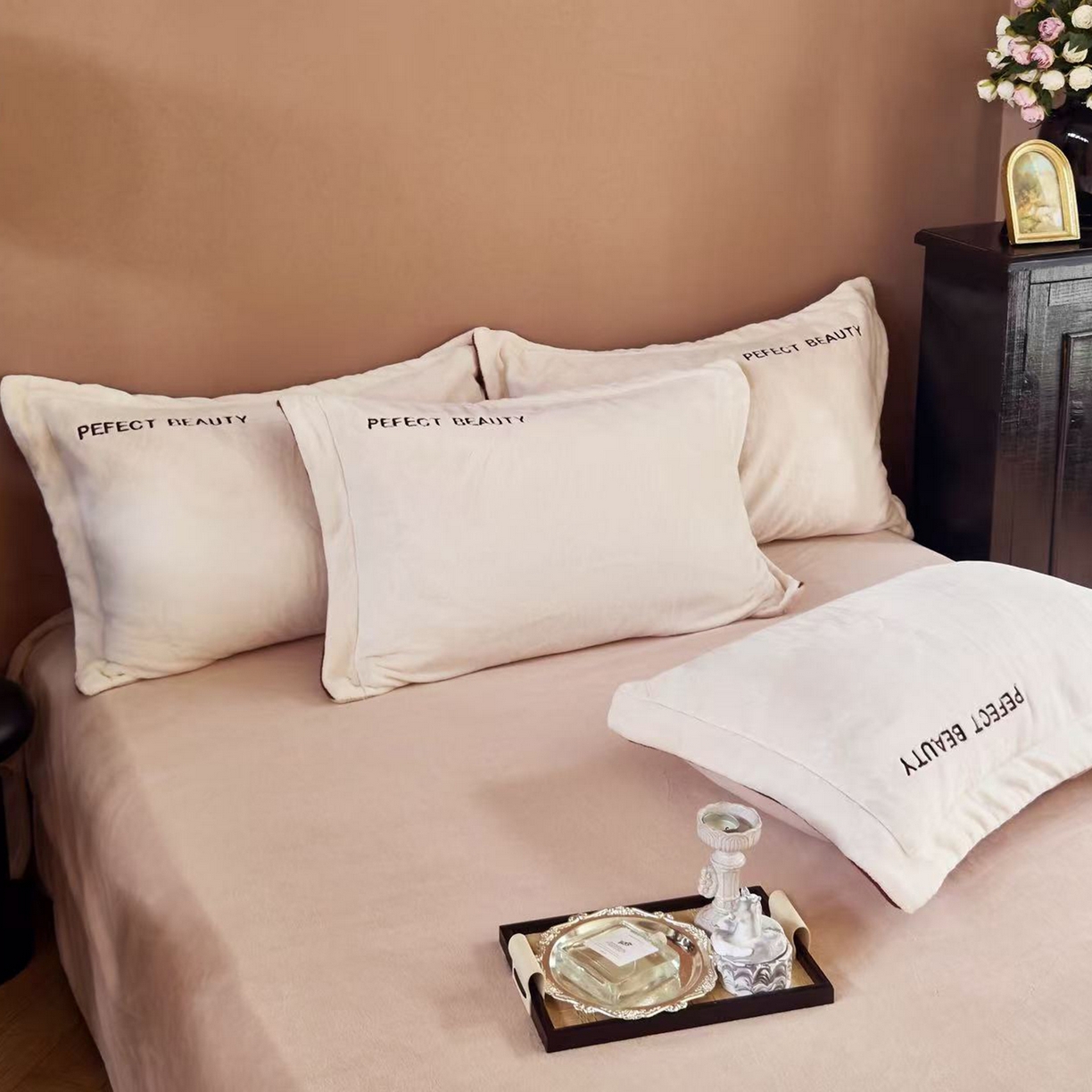 91家纺网 家纺一手货源 找家纺 玖玖爱家纺 2025新款全工艺牛奶绒刺绣四件套-时尚美 时尚美-奶白色