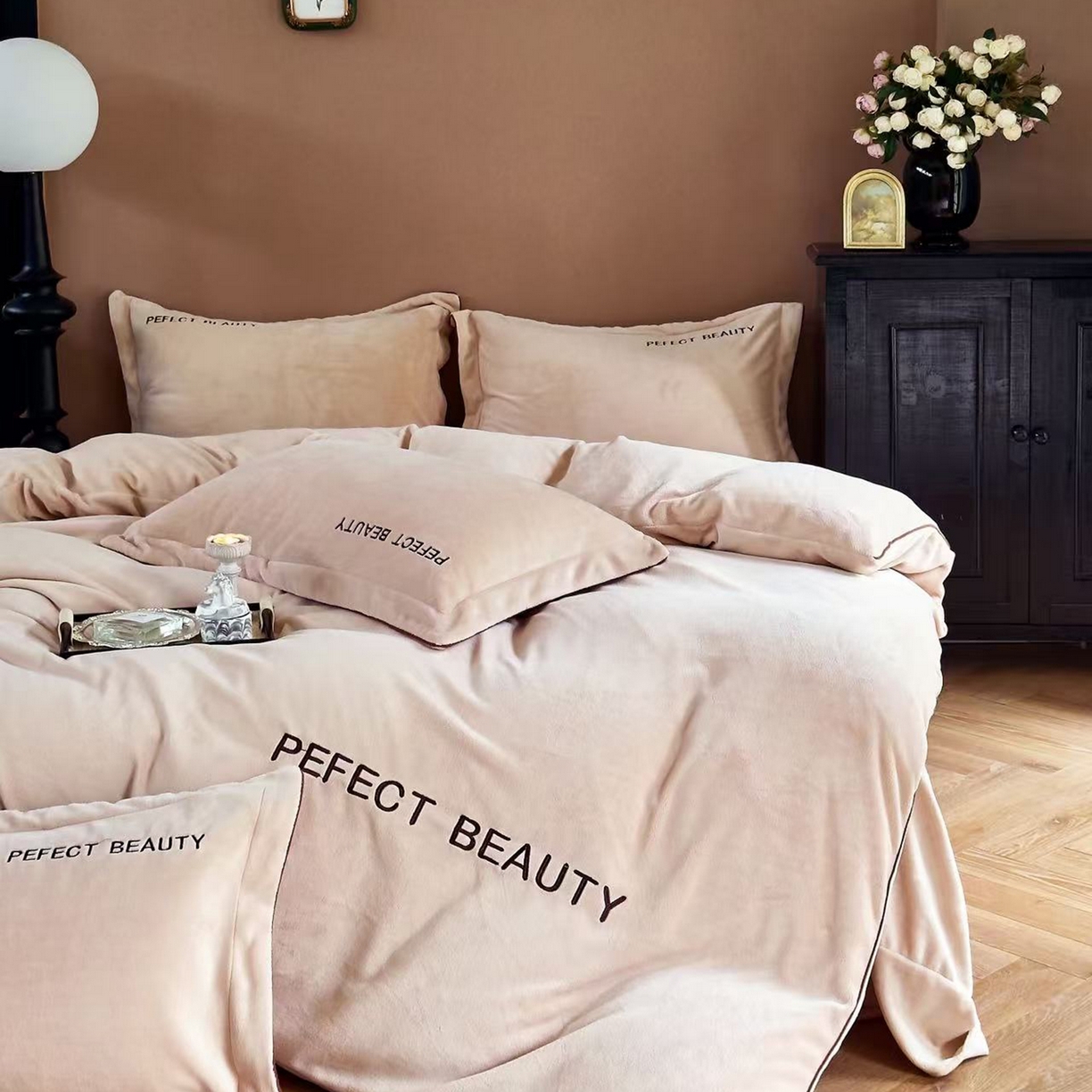 91家纺网 家纺一手货源 找家纺 玖玖爱家纺 2025新款全工艺牛奶绒刺绣四件套-时尚美 时尚美-奶白色