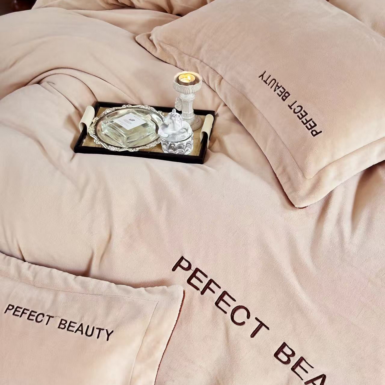 91家纺网 家纺一手货源 找家纺 玖玖爱家纺 2025新款全工艺牛奶绒刺绣四件套-时尚美 时尚美-咖色