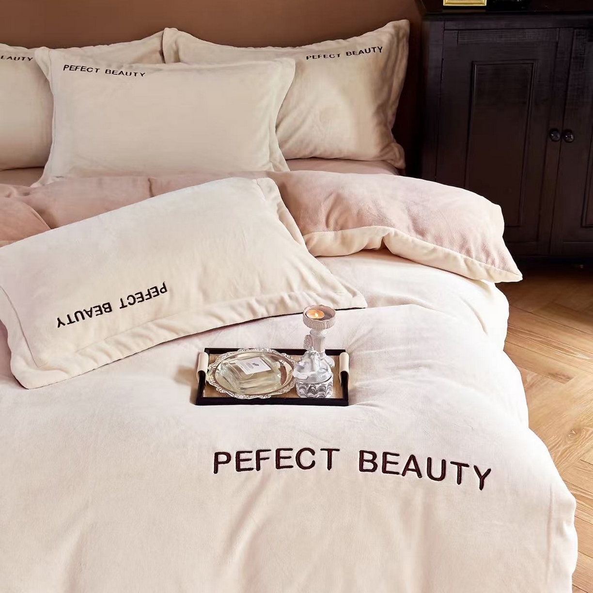 91家纺网 家纺一手货源 找家纺 玖玖爱家纺 2025新款全工艺牛奶绒刺绣四件套-时尚美 时尚美-奶白色