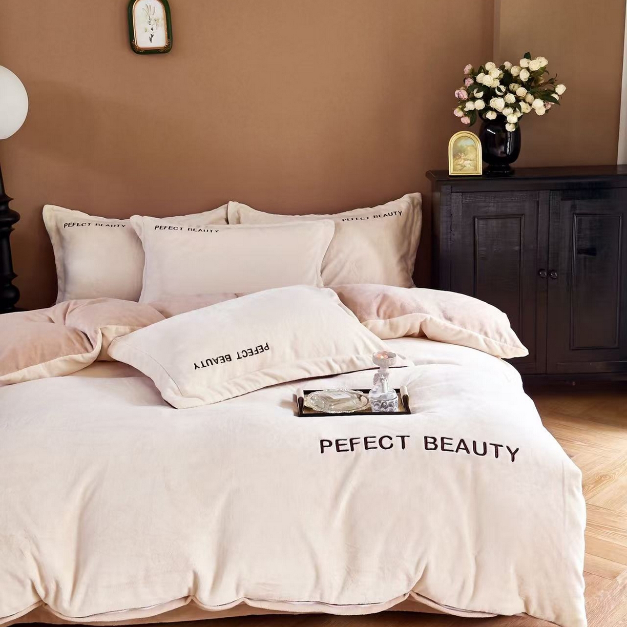 91家纺网 家纺一手货源 找家纺 玖玖爱家纺 2025新款全工艺牛奶绒刺绣四件套-时尚美 时尚美-奶白色