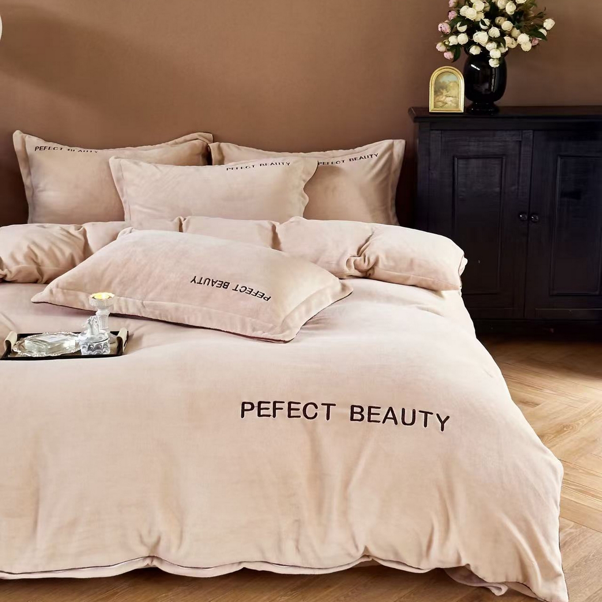 91家纺网 家纺一手货源 找家纺 玖玖爱家纺 2025新款全工艺牛奶绒刺绣四件套-时尚美 时尚美-奶白色