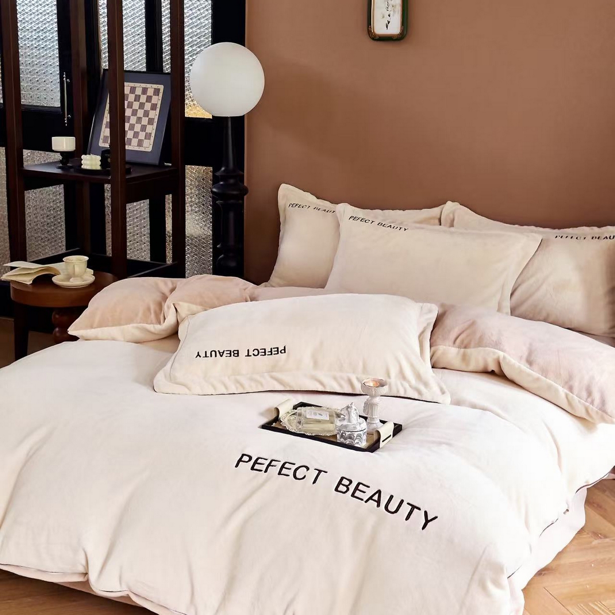 91家纺网 家纺一手货源 找家纺 玖玖爱家纺 2025新款全工艺牛奶绒刺绣四件套-时尚美 时尚美-奶白色