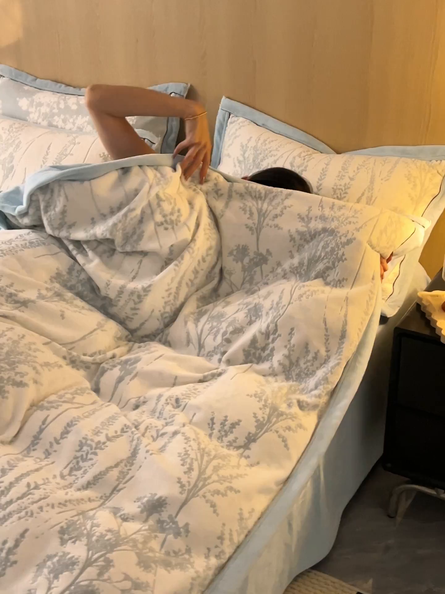 91家纺网 家纺一手货源 找家纺 晨曦家纺 2025新款牛奶绒浪花四件套雕花绒床上四件套 雅青