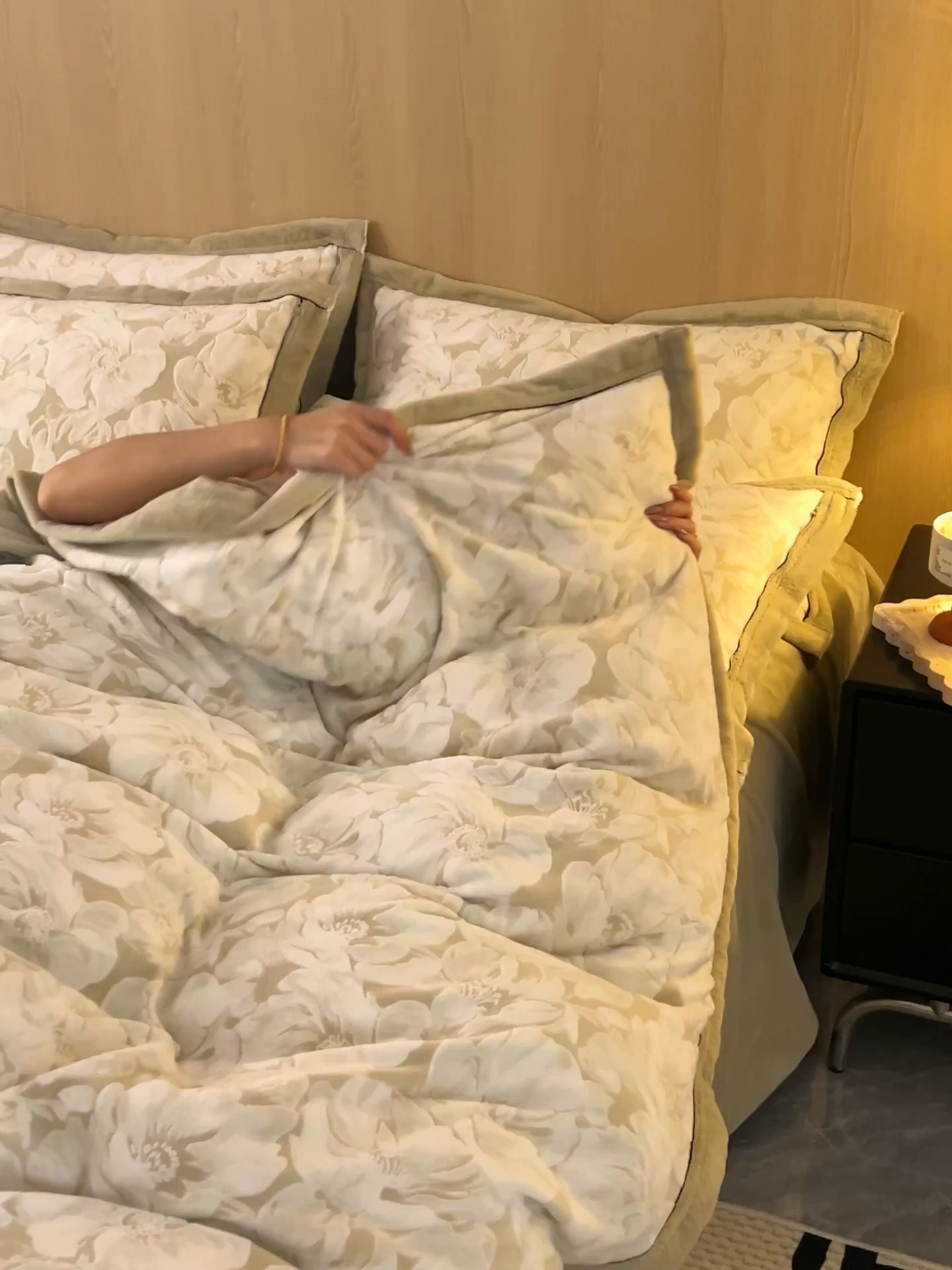 91家纺网 家纺一手货源 找家纺 晨曦家纺 2025新款牛奶绒浪花四件套雕花绒床上四件套 米漾花意