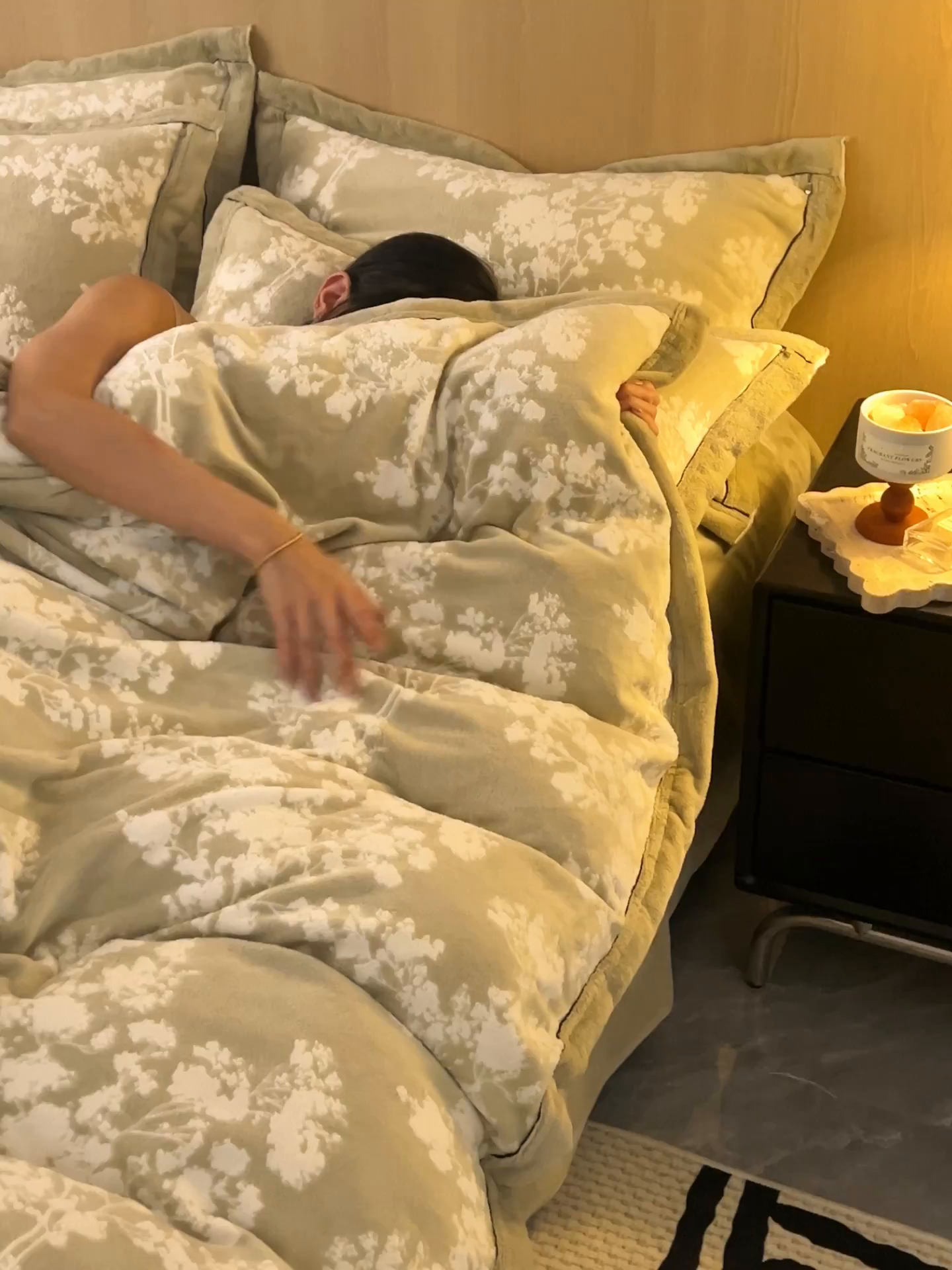 91家纺网 家纺一手货源 找家纺 晨曦家纺 2025新款牛奶绒浪花四件套雕花绒床上四件套 枝繁