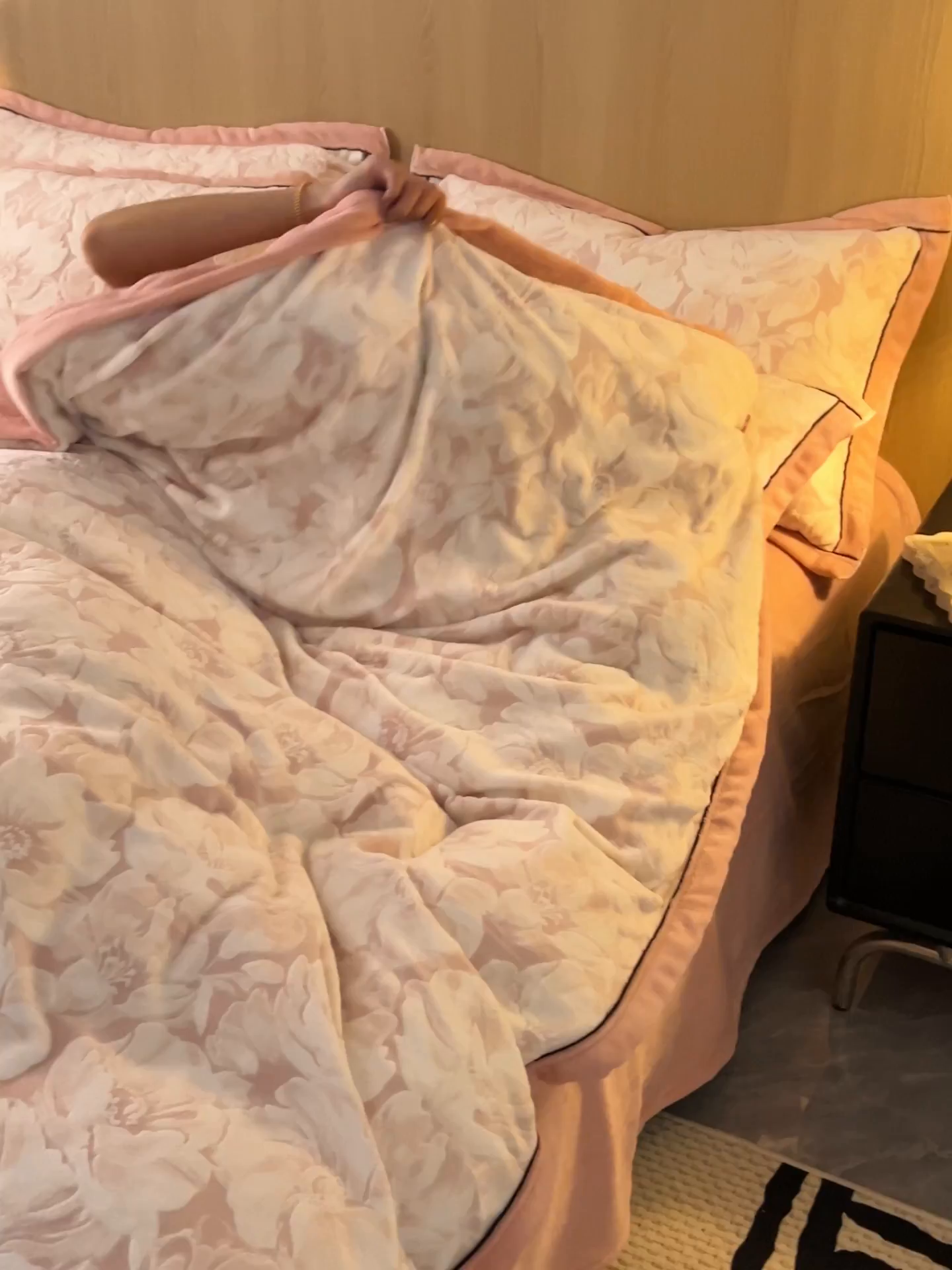 91家纺网 家纺一手货源 找家纺 晨曦家纺 2025新款牛奶绒浪花四件套雕花绒床上四件套 粉黛花语