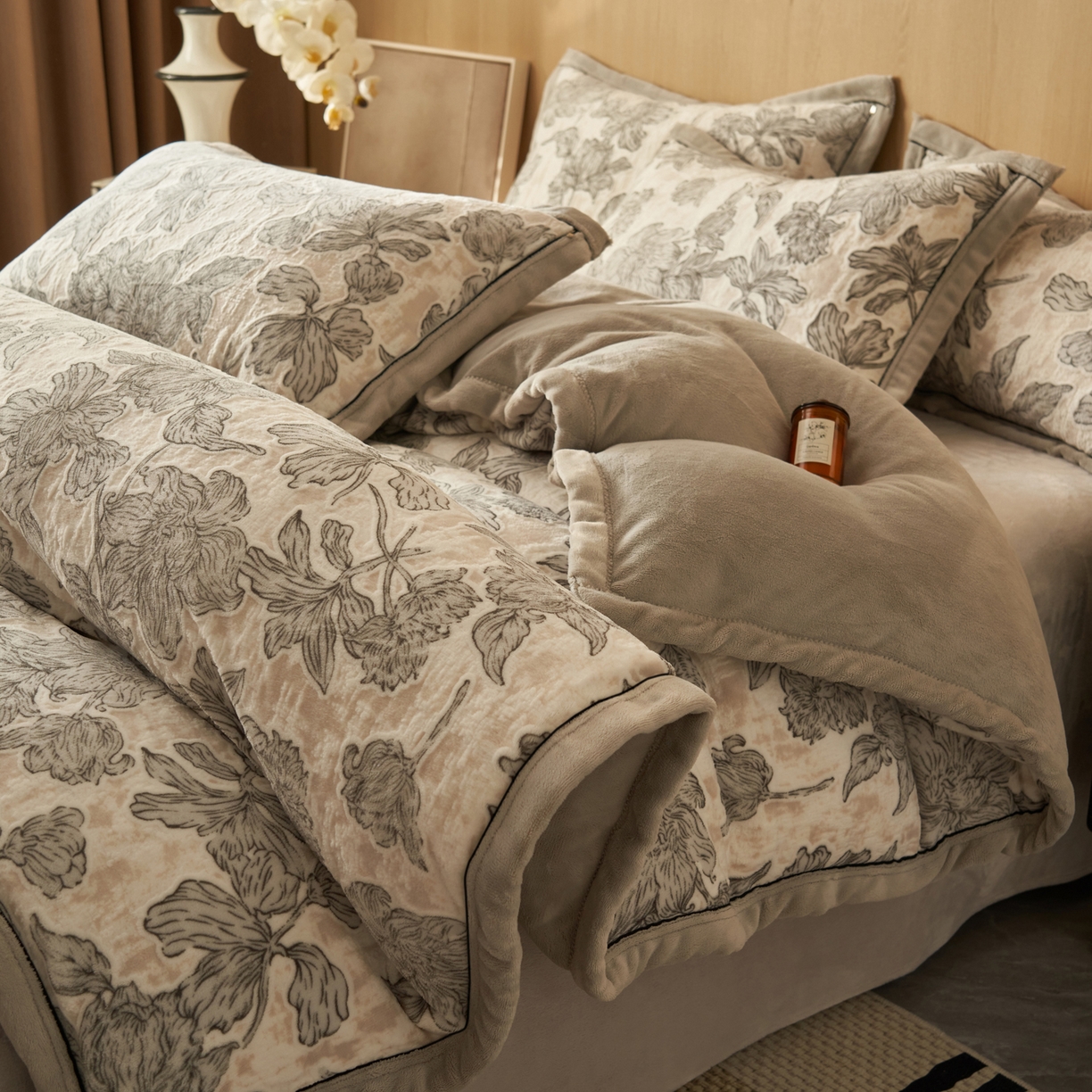 91家纺网 家纺一手货源 找家纺 晨曦家纺 2025新款牛奶绒浪花四件套雕花绒床上四件套 素米灰花