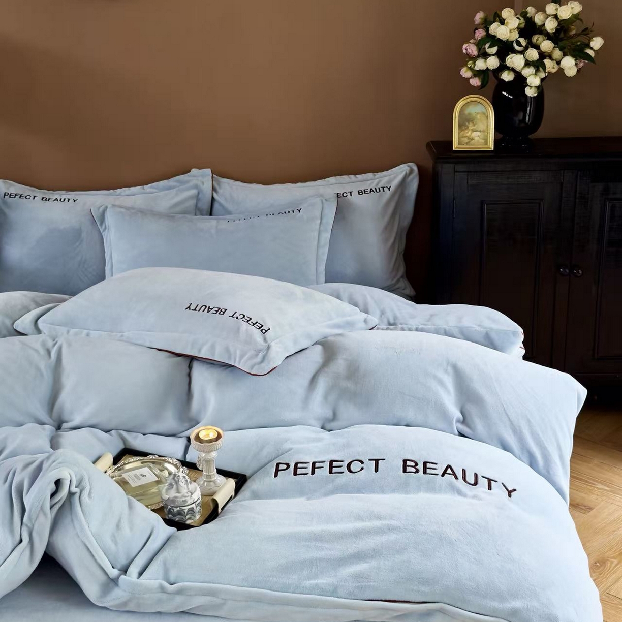 91家纺网 家纺一手货源 找家纺 玖玖爱家纺 2025新款全工艺牛奶绒刺绣四件套-时尚美 时尚美-蓝色