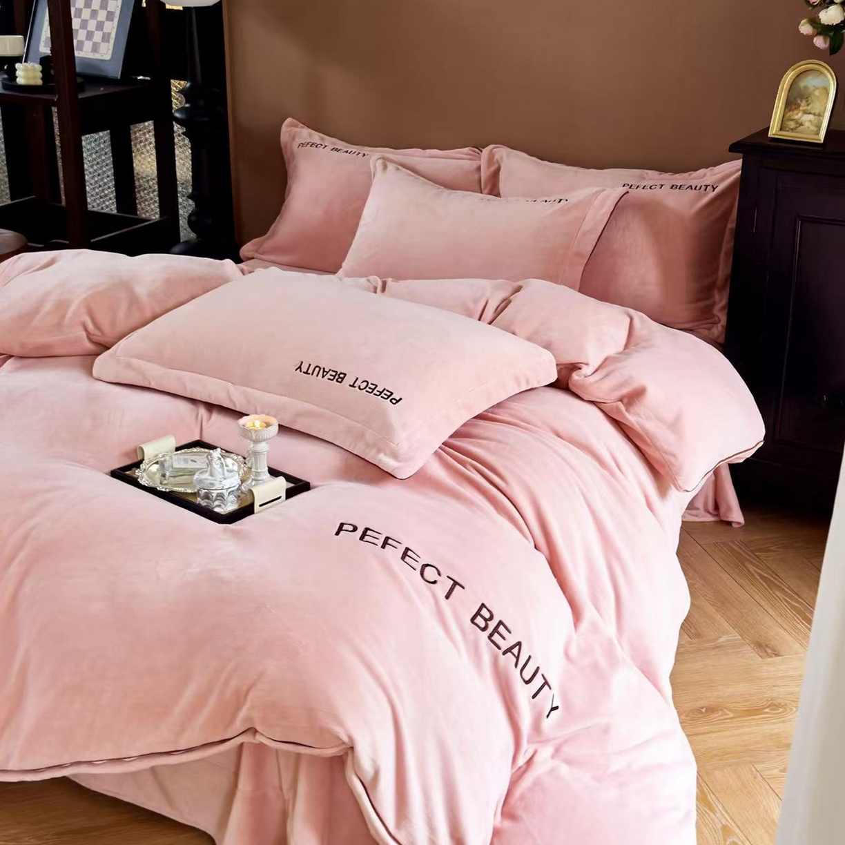 91家纺网 家纺一手货源 找家纺 玖玖爱家纺 2025新款全工艺牛奶绒刺绣四件套-时尚美 时尚美-豆沙色