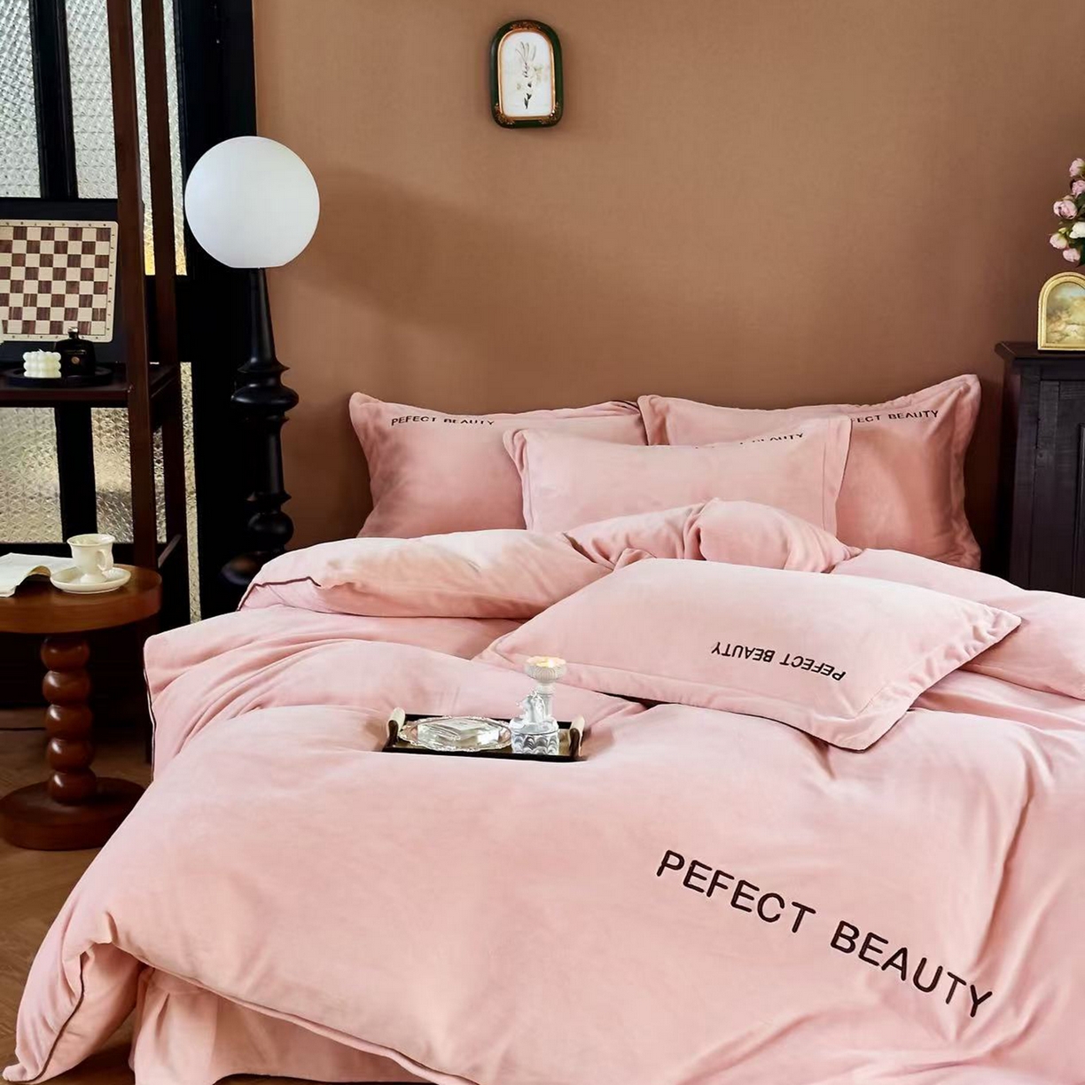 91家纺网 家纺一手货源 找家纺 玖玖爱家纺 2025新款全工艺牛奶绒刺绣四件套-时尚美 时尚美-豆沙色