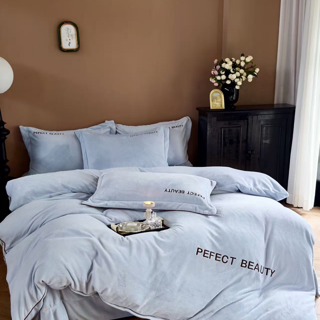 91家纺网 家纺一手货源 找家纺 玖玖爱家纺 2025新款全工艺牛奶绒刺绣四件套-时尚美 时尚美-蓝色