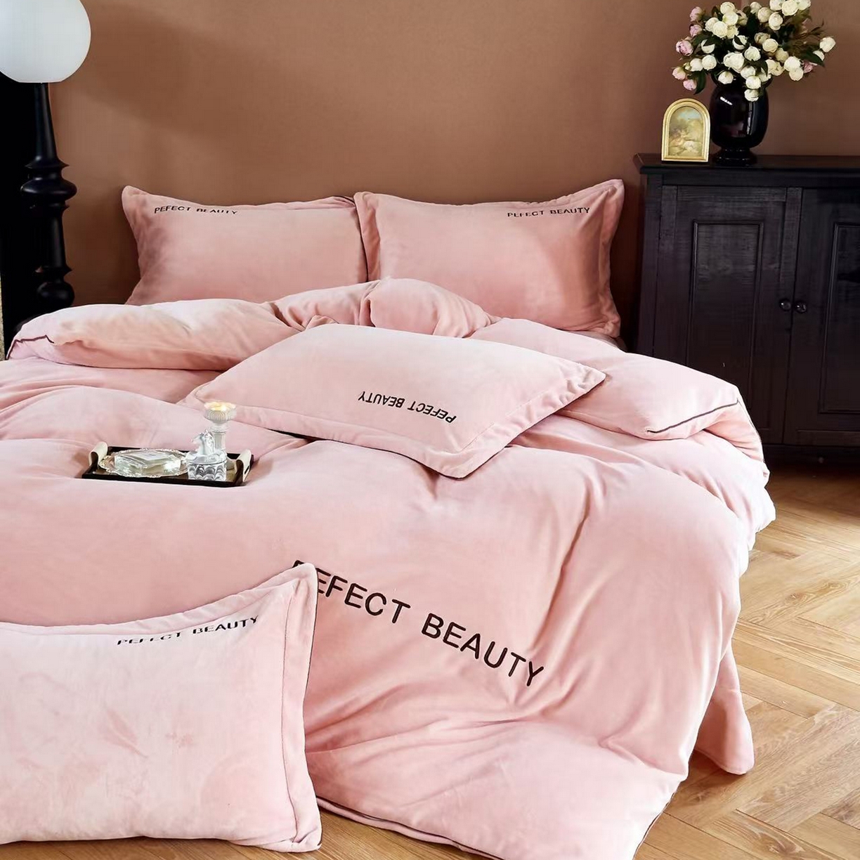 91家纺网 家纺一手货源 找家纺 玖玖爱家纺 2025新款全工艺牛奶绒刺绣四件套-时尚美 时尚美-豆沙色