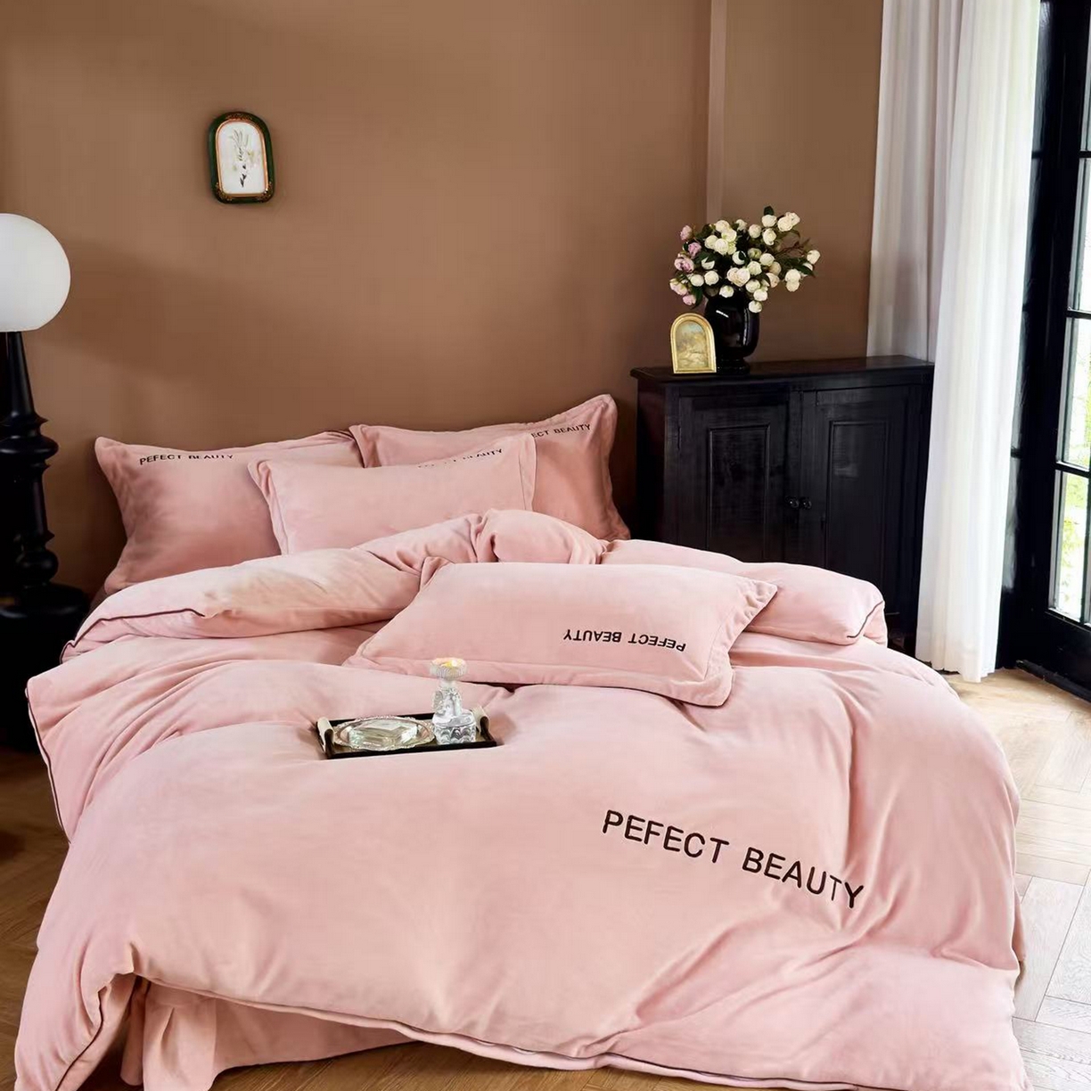 91家纺网 家纺一手货源 找家纺 玖玖爱家纺 2025新款全工艺牛奶绒刺绣四件套-时尚美 时尚美-豆沙色