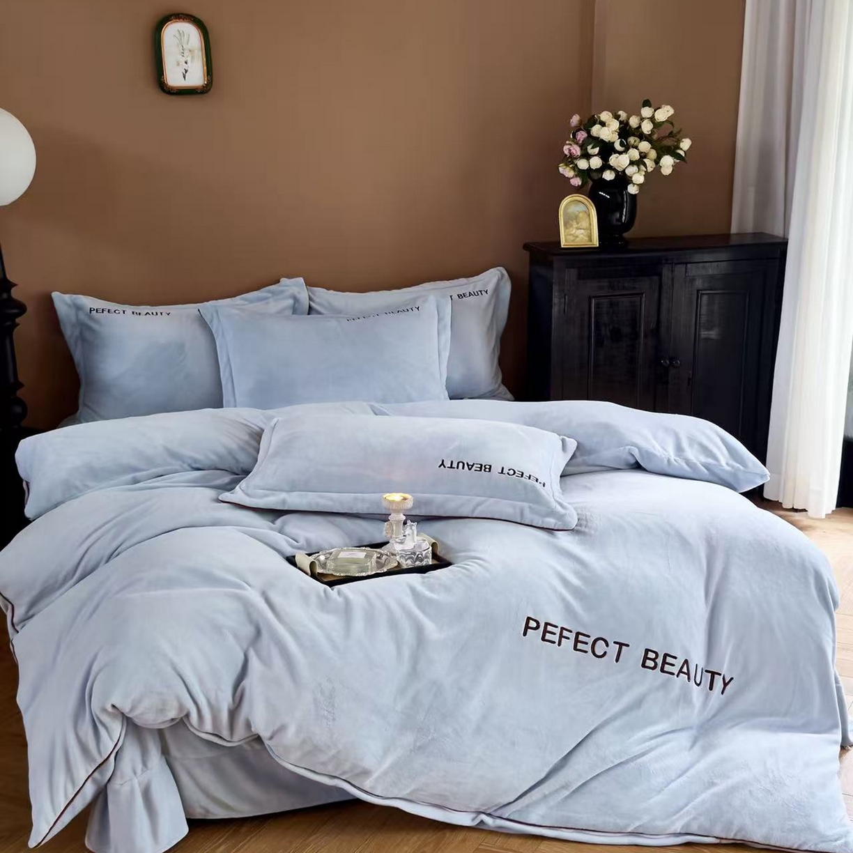 91家纺网 家纺一手货源 找家纺 玖玖爱家纺 2025新款全工艺牛奶绒刺绣四件套-时尚美 时尚美-蓝色