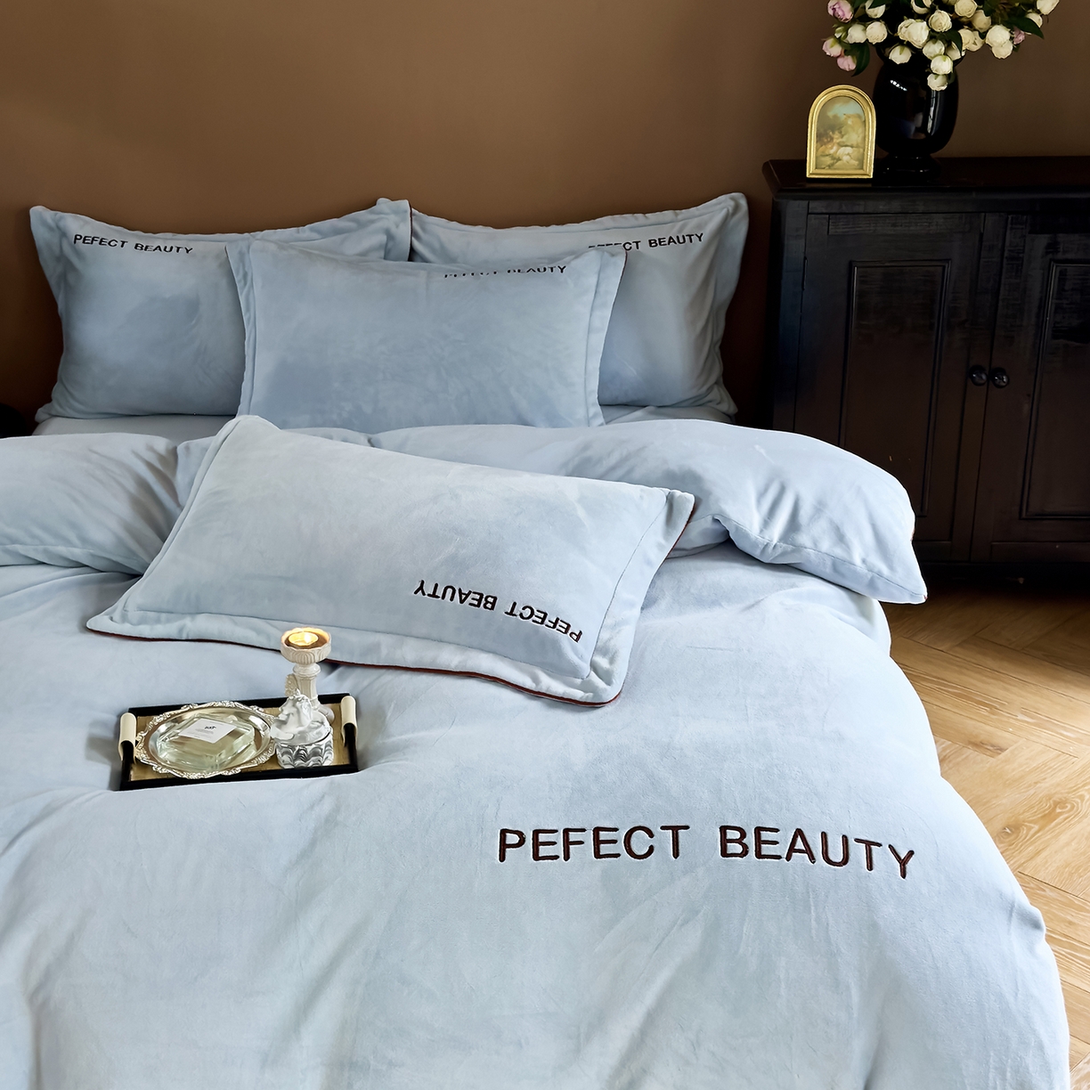 91家纺网 家纺一手货源 找家纺 玖玖爱家纺 2025新款全工艺牛奶绒刺绣四件套-时尚美 时尚美-蓝色