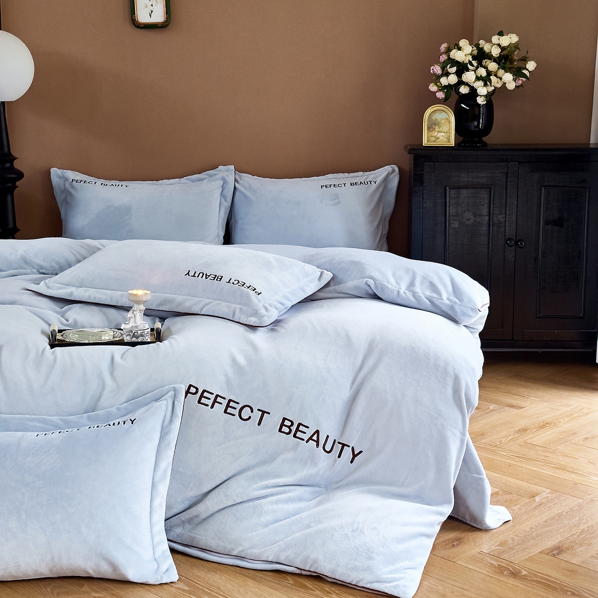 91家纺网 家纺一手货源 找家纺 玖玖爱家纺 2025新款全工艺牛奶绒刺绣四件套-时尚美 时尚美-蓝色