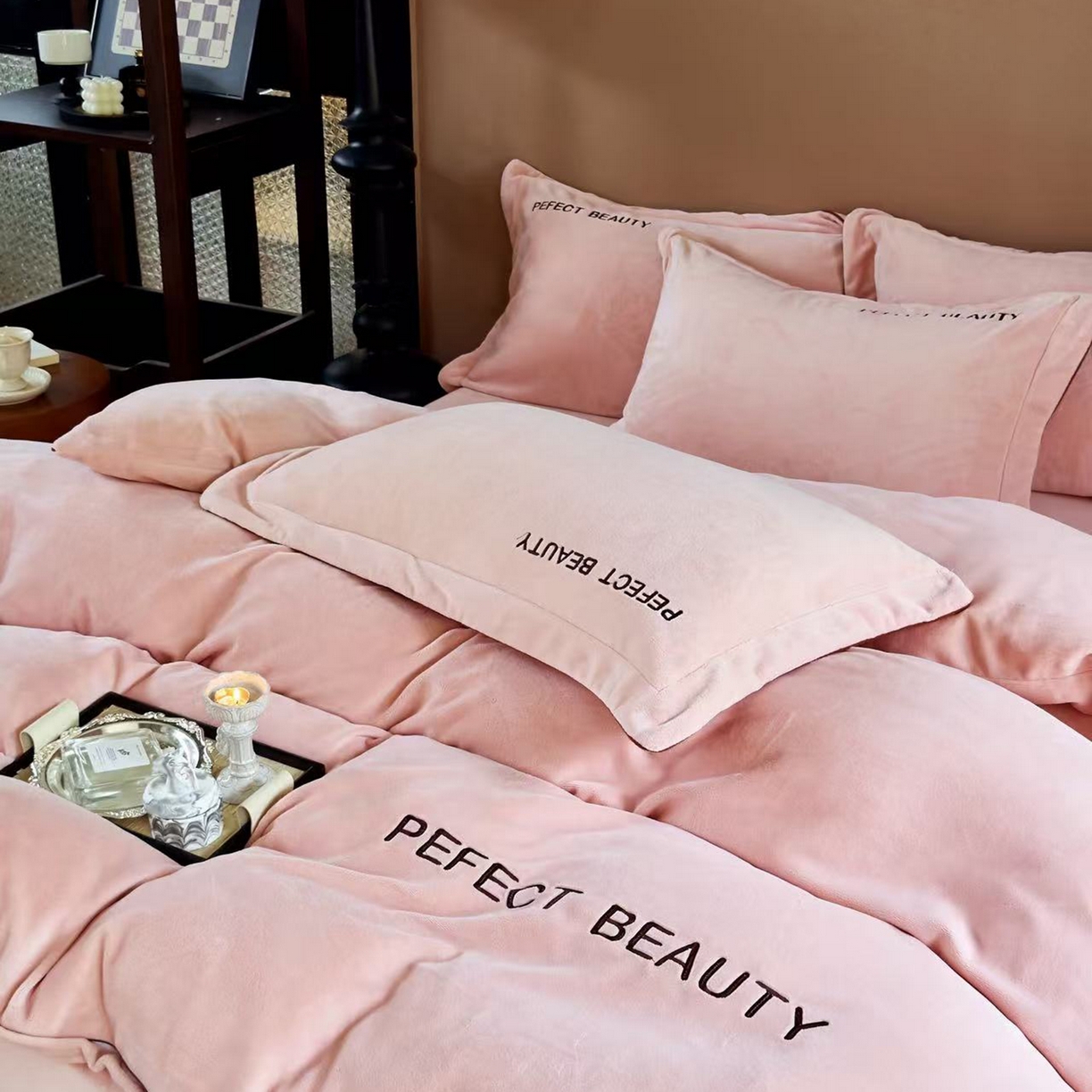 91家纺网 家纺一手货源 找家纺 玖玖爱家纺 2025新款全工艺牛奶绒刺绣四件套-时尚美 时尚美-豆沙色