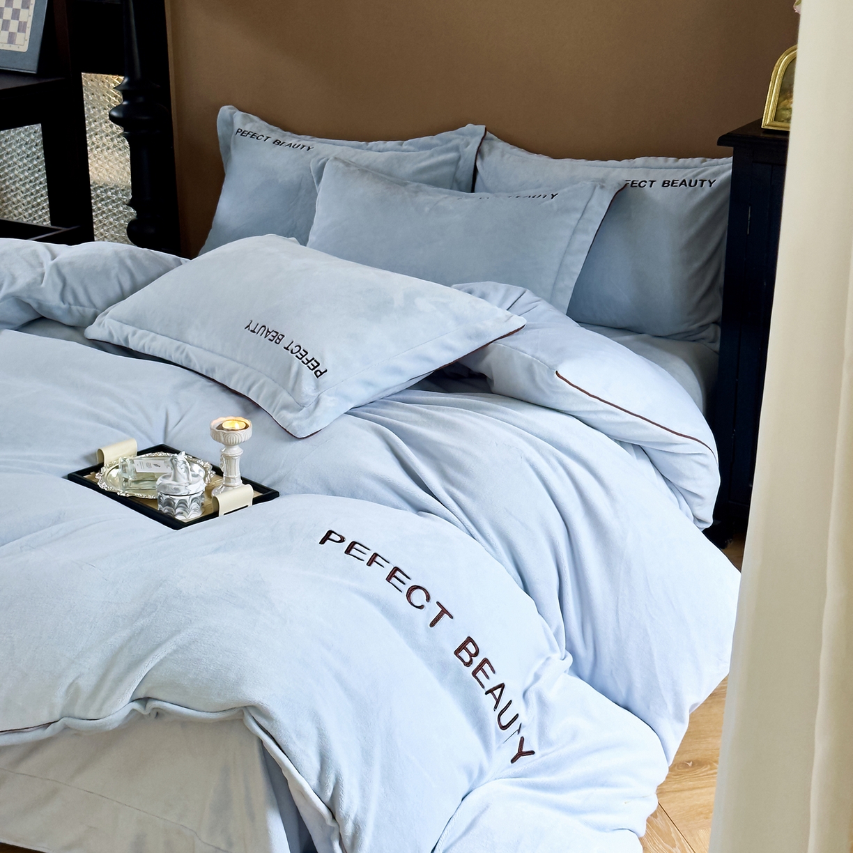 91家纺网 家纺一手货源 找家纺 玖玖爱家纺 2025新款全工艺牛奶绒刺绣四件套-时尚美 时尚美-蓝色