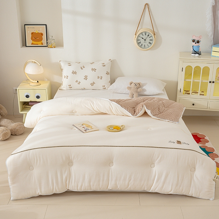 91家纺网 家纺一手货源 找家纺 （总）芯恋家居 2025新款小香风A类母婴级全棉双层纱宝宝绒豆豆被保暖四季被