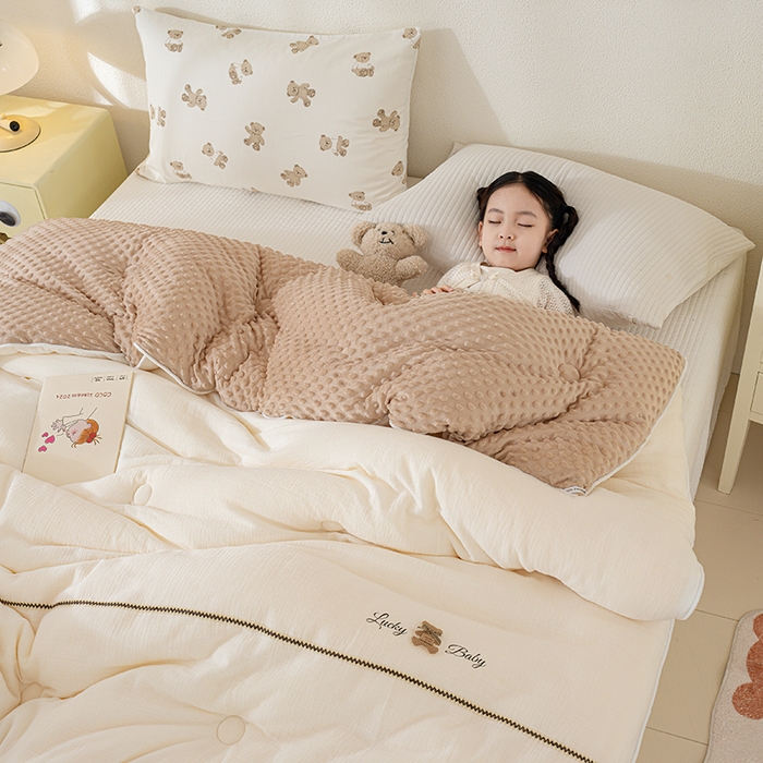 91家纺网 家纺一手货源 找家纺 （总）芯恋家居 2025新款小香风A类母婴级全棉双层纱宝宝绒豆豆被保暖四季被