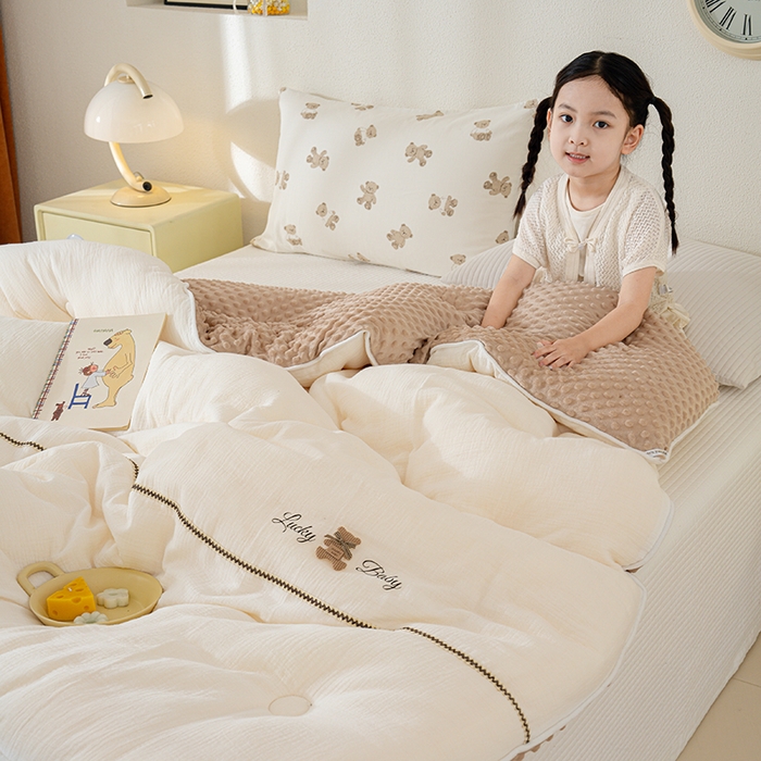 91家纺网 家纺一手货源 找家纺 （总）芯恋家居 2025新款小香风A类母婴级全棉双层纱宝宝绒豆豆被保暖四季被