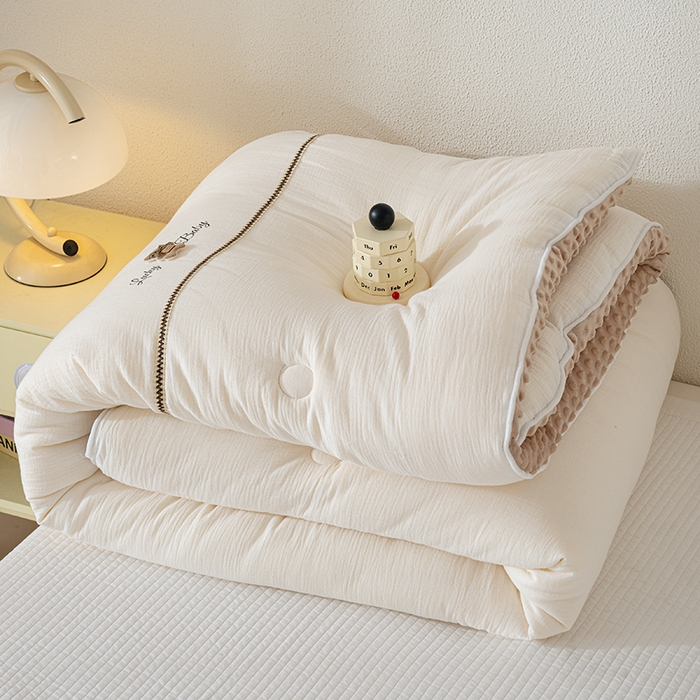 91家纺网 家纺一手货源 找家纺 （总）芯恋家居 2025新款小香风A类母婴级全棉双层纱宝宝绒豆豆被保暖四季被