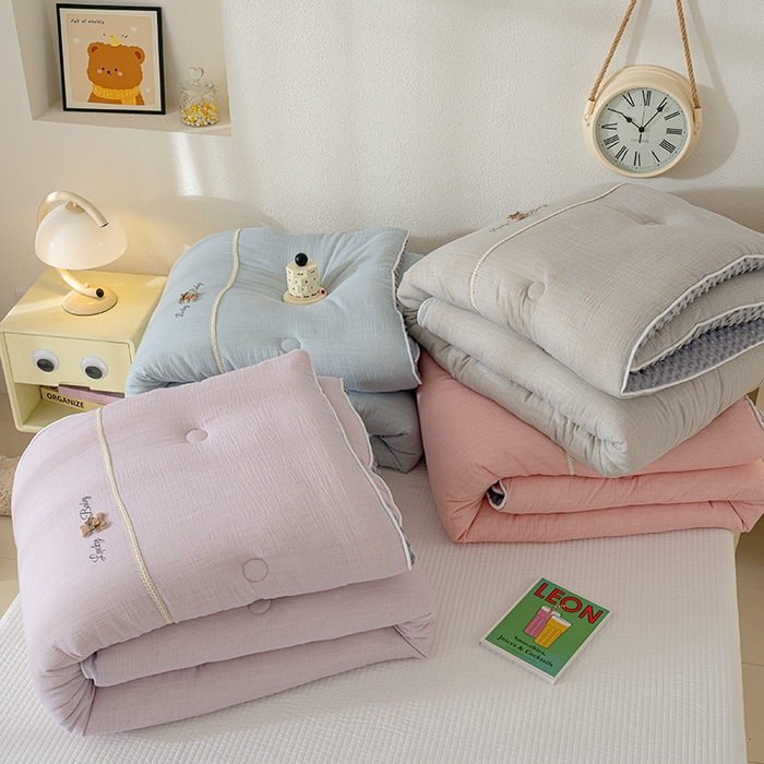 91家纺网 家纺一手货源 找家纺 （总）芯恋家居 2025新款小香风A类母婴级全棉双层纱宝宝绒豆豆被保暖四季被