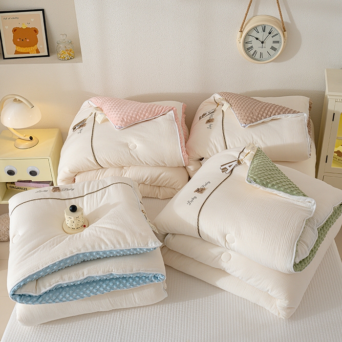 91家纺网 家纺一手货源 找家纺 （总）芯恋家居 2025新款小香风A类母婴级全棉双层纱宝宝绒豆豆被保暖四季被