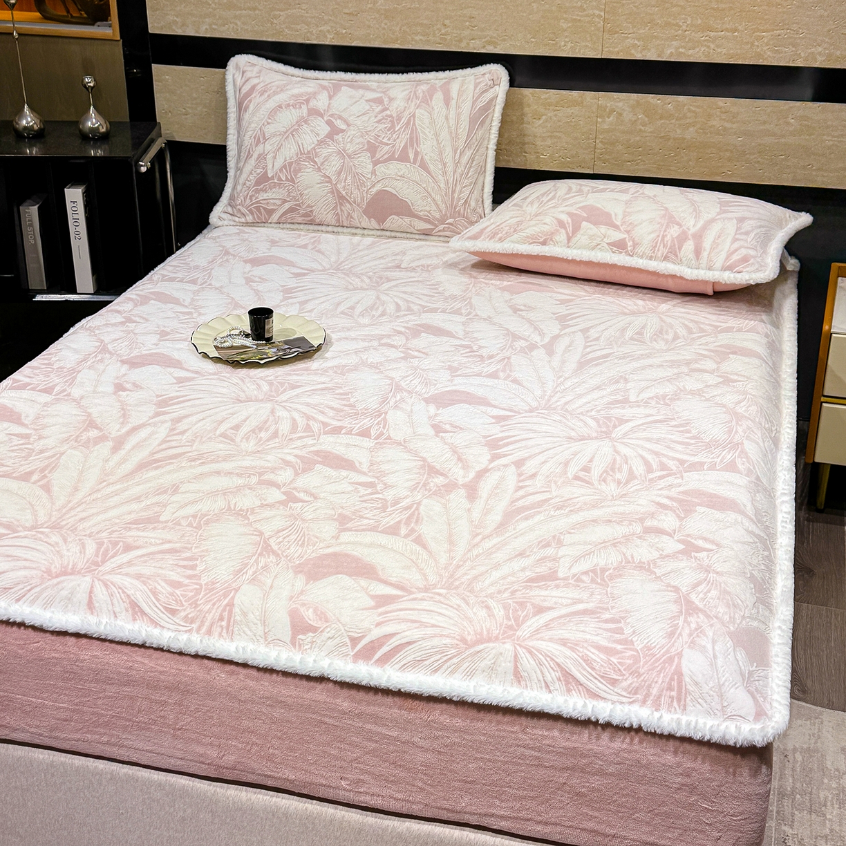 91家纺网 家纺一手货源 找家纺 （总）云玲时尚 2025新款牛奶绒雕花兔毛绒包边床笠单床笠床笠单件