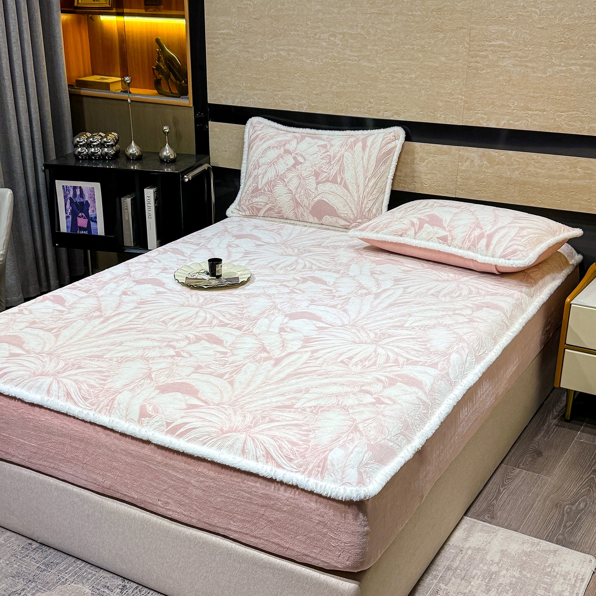 91家纺网 家纺一手货源 找家纺 （总）云玲时尚 2025新款牛奶绒雕花兔毛绒包边床笠单床笠床笠单件