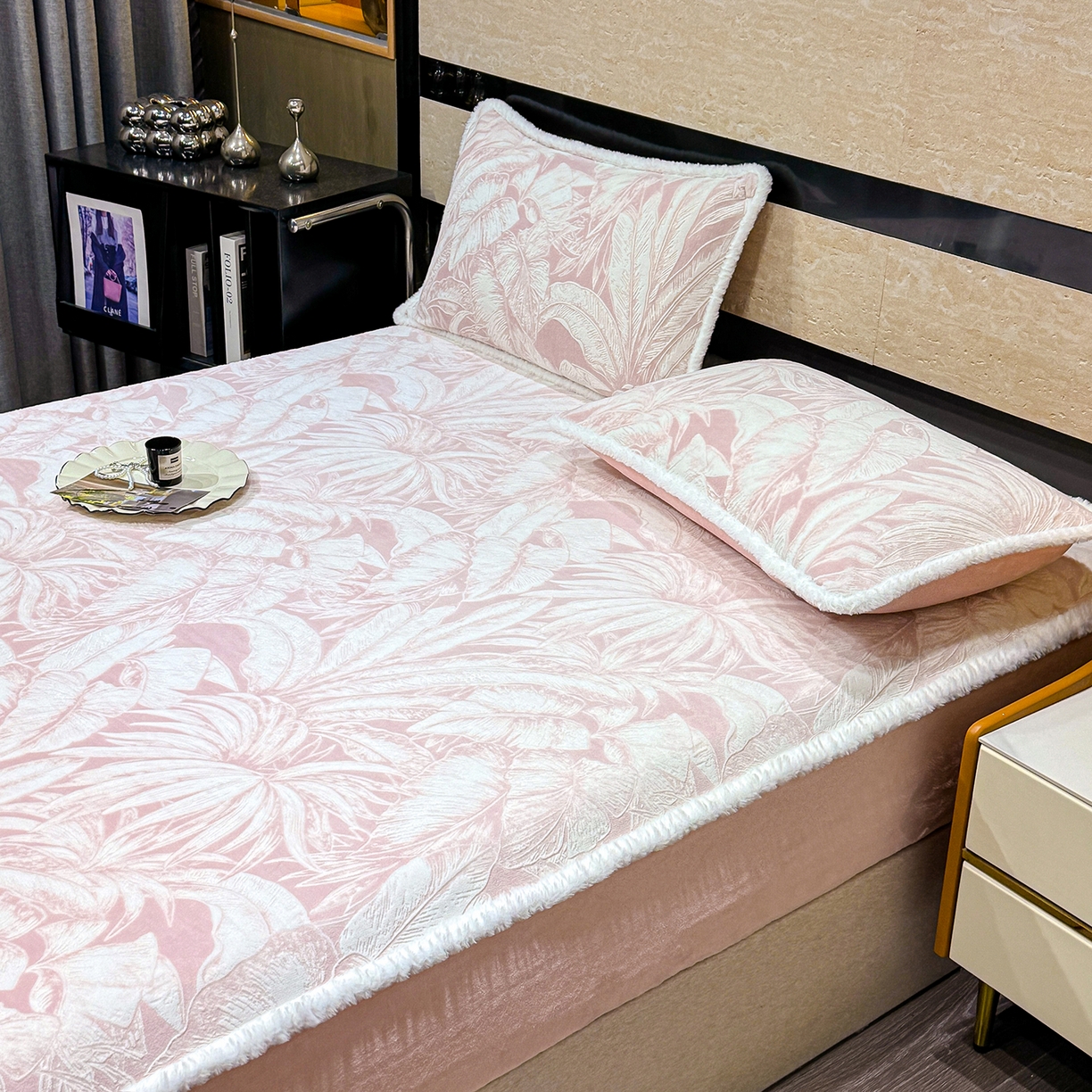 91家纺网 家纺一手货源 找家纺 （总）云玲时尚 2025新款牛奶绒雕花兔毛绒包边床笠单床笠床笠单件