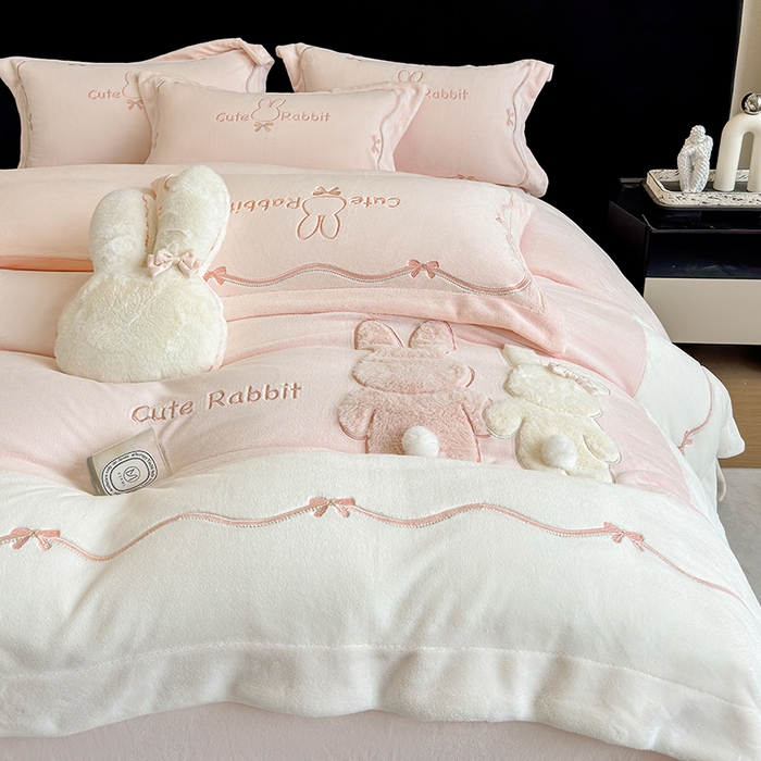 91家纺网 家纺一手货源 找家纺 （总）丞音家纺 2025新款卡通少女风A类230克全工艺全消光刺绣加厚牛奶绒四件套珊瑚绒绣花被套三件套高档包装